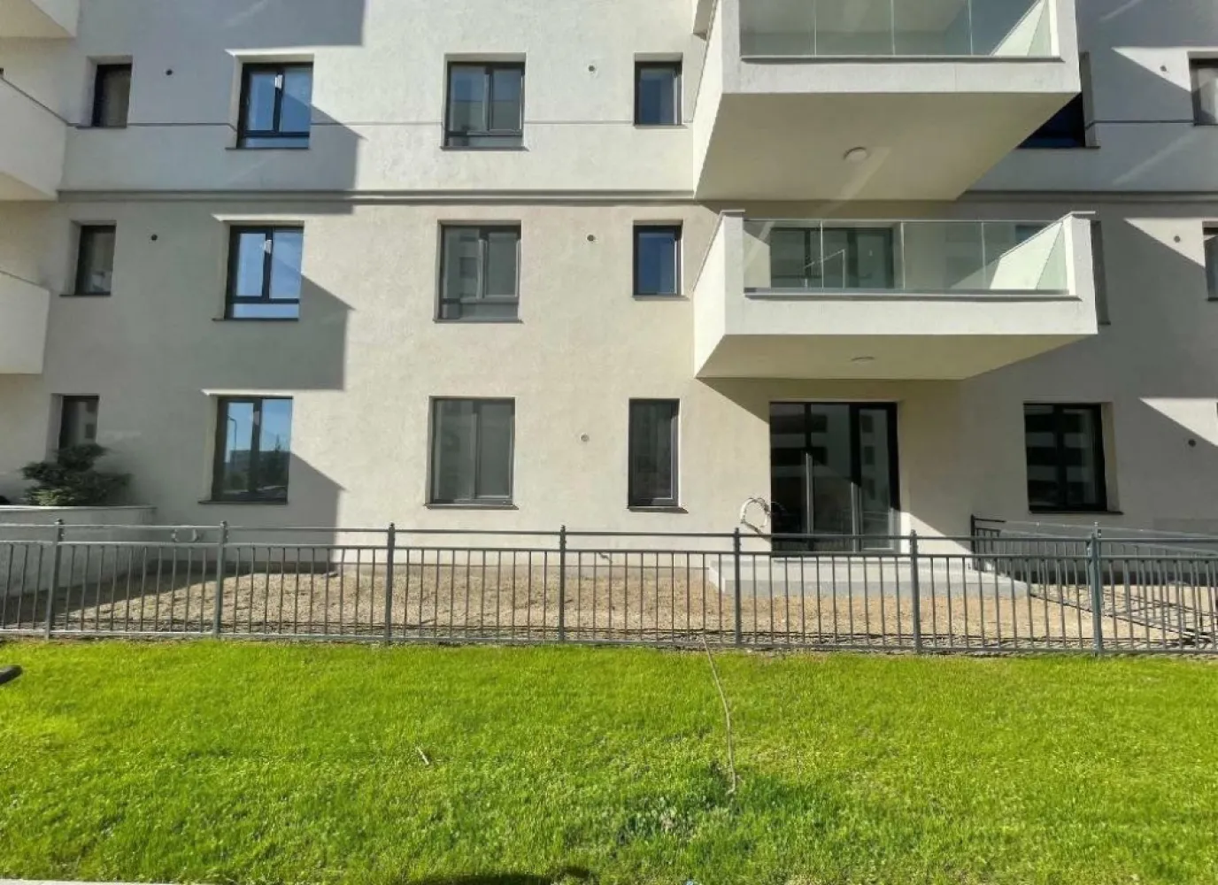 Apartament nou, 3 camere, complex rezidential Greenfield, sector 1 - Vand apartament 3 camere in complexul rezidential Greenfield. Este compus din living, 2 camere, 1 baie, 1 wc serviciu, 2 holuri. Apartamentul este situat la parter, dispune de gradina proprie. Loc de parcare suprateran inclus. Anul constructiei: 2024 Inaltimea interioara de 3.2m. Pozitionat la Est. Apartamentul este nou. La cerere, pot oferi si design-ul pentru apartament, fara taxa suplimentara. Cartierul dispune de spatii comerciale, restaurante, piscina olimpica de inot, sauna, spa, sala de fitness cat si locuri de joaca pentru copii. Apartamentul se vinde direct de la proprietar, 223000 Euro