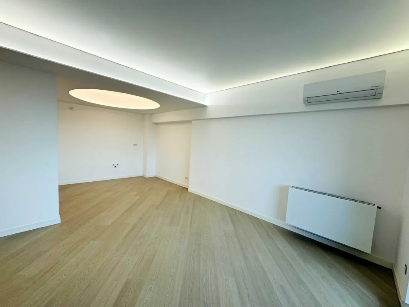 Proprietar (comision 0%) | 3 camere | Cortina North | TVA inclus - Proprietar (comision 0%), vand apartament 3 camere, situat vis-a-vis de Porche Nord Pipera in complexul rezidential premium Cortina North. Apartamentul este pe Faza 2, si este finalizat! Pretul afisat este cu TVA inclus. Apartamentul beneficiaza de una dintre cele mai bune pozitii, fiind situat in Corp C2, cu vedere spre exterior, la strada Campul Pipera (perpendiculara Bulevardului Pipera), neavand nicio cladire construita in fata, asadar este ferit de zgomotul traficului de pe bulevard. Apartamentul se afla la etajul 2 din 10 etaje, este decomandat, si are o suprafata totala de 96.45 mp construiti si de 76.7 mp utili. Beneficiaza de 2 grupuri sanitare (unul cu cada, iar celalalt cu cabina de dus), si un balcon foarte spatios (9.8 mp). Suprafata UTILA de 76.7 mp a apartamentului este distribuita astfel: - Living + Bucatarie: 23,5 mp - Dormitor 1: 12,4 mp - Dormitor 2: 16,8 mp - Baie 1: 4,5 mp - Baie 2: 3,3 mp - Hol: 6,4 mp - Balcon: 9,8 mp Locul de parcare se achizitioneaza separat, si este situat la subteran (nivel -1), la pretul de 15.000 Euro + TVA. Ansamblul Cortina North se afla in vecinatatea a doua mari supermarketuri: Lidl si Kaufland. De asemenea imobilul se situeaza in apropiere de statii STB, de statiile de metrou Aurel Vlaicu (Aviatiei) si Pipera (Dimitrie Pompei), in proximitatea viitorului Spital Metropolitan, precum si in apropiere de scoli, gradinite, si alte centre comerciale. In plus, ansamblul Cortina North beneficiaza de amplasarea unui sens giratoriu conexat accesului in ansamblu ce asigura circulatia facila din ambele directii de circulatie ale Bulevardului Pipera. Complexul rezidential Cortina North ofera un stil de viata premium, activ, sanatos si securizat, cu o paleta larga de facilitati unice in zona: - centru Fitness si Wellness cu bazin de inot - peste 1,5 km pista de alergare - peste 10.000 mp de spatii verzi amenajate conform unui plan peisagistic integrat arhitecturii - galerii comerciale dedicate - parcari private subterane si supraterane - acces controlat - fatada ventilata, etc. FINISAJE PREMIUM: - fatada ventilata SwissPearl - tamplarie Schuco cu geam tripan termoizolant, - ceramica Porcelanosa - obiecte sanitare Daniel Rubinetterie - parchet calitate superioara - usi de intrare securizate Pinum - usi interioare Filomuro - sisteme de iluminat led incastrate si la vedere, scafe, contur luminos ambiental. - tavan barisol DOTARI: - centrala termica Ariston in condensatie, cu gaz; - aer conditionat in fiecare camera, tip multisplit – LG; - videointerfon; - utilitati "ready to use” (racorduri individuale la gaze, curent electric, apa curenta, internet); - aparatura electrica si cablaje pregatite pentru conexiunea TV si internet. .