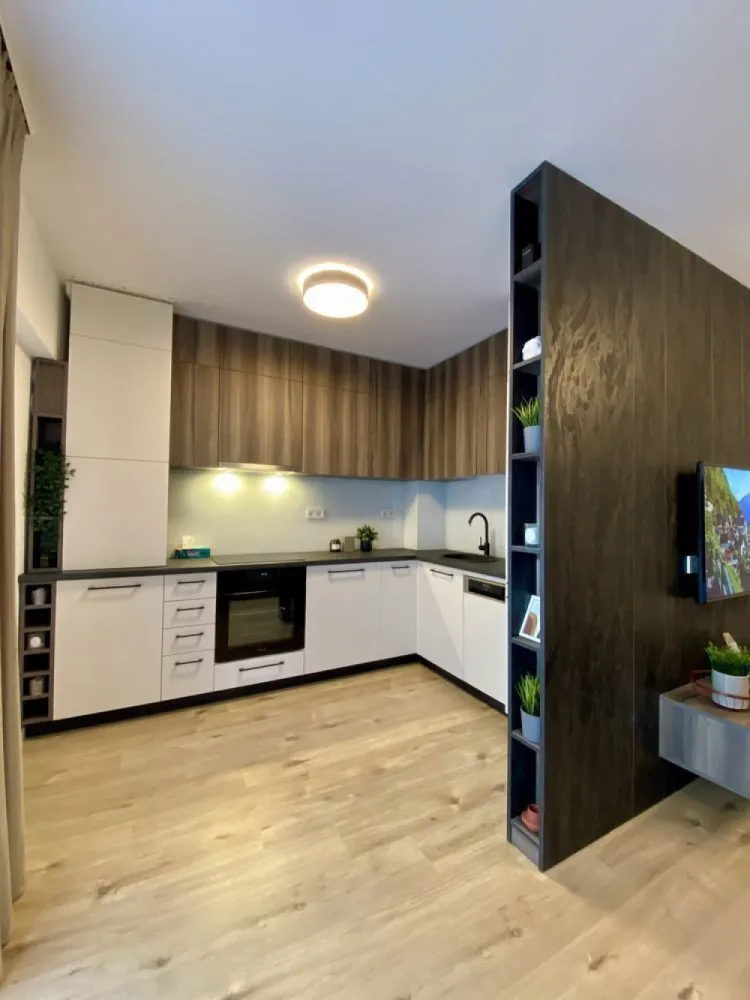Vand apartament 3 camere | PROPRIETAR | Belvedere Residences - PROPRIETAR. Nu colaboram cu agenți/agenții imobiliare. Va rog nu insistați. Mulțumesc. Vand apartament cu 3 camere in Complexul Rezidential Belvedere Residences, zona Floreasca / Barbu Văcărescu, langa metrou Pipera.... Apartamentul este situat in Bl. 7, etajul 6 cu orientare Vest.... Facilitati: - complex rezidential inchis - mai multe locuri de joaca pentru copii - apartament de vinde mobilat si utilat complet, exact cu se vede in poze, dotat cu toate electrocasnicele, plita inducţie, cuptor, hota, combina frigorifica NoFrost, masina de spalat rufe , mașina de spălat vase , tv , saltea spuma memorie 160x200. - centrala proprie, încălzire în pardoseală - aer conditionat (dormitor mare și living). Loc de parcare opțional 20 000€ Direct proprietar! numărul de telefon îl găsiți pe pozele din anunt. Nu se aplică TVA fiind achiziționat pe persoană fizică. Nu colaboram cu agenți/agenții imobiliare. Va rog nu insistați. Mulțumesc. .....