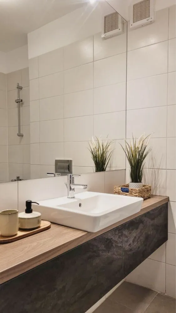 Vand apartament 3 camere | PROPRIETAR | Belvedere Residences - PROPRIETAR. Nu colaboram cu agenți/agenții imobiliare. Va rog nu insistați. Mulțumesc. Vand apartament cu 3 camere in Complexul Rezidential Belvedere Residences, zona Floreasca / Barbu Văcărescu, langa metrou Pipera.... Apartamentul este situat in Bl. 7, etajul 6 cu orientare Vest.... Facilitati: - complex rezidential inchis - mai multe locuri de joaca pentru copii - apartament de vinde mobilat si utilat complet, exact cu se vede in poze, dotat cu toate electrocasnicele, plita inducţie, cuptor, hota, combina frigorifica NoFrost, masina de spalat rufe , mașina de spălat vase , tv , saltea spuma memorie 160x200. - centrala proprie, încălzire în pardoseală - aer conditionat (dormitor mare și living). Loc de parcare opțional 20 000€ Direct proprietar! numărul de telefon îl găsiți pe pozele din anunt. Nu se aplică TVA fiind achiziționat pe persoană fizică. Nu colaboram cu agenți/agenții imobiliare. Va rog nu insistați. Mulțumesc. .....