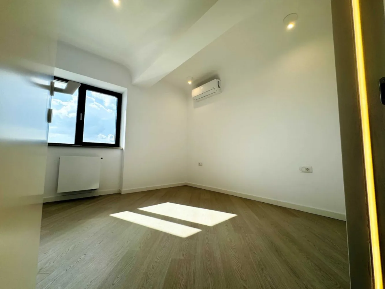 Proprietar (comision 0%) | 3 camere | Cortina North | TVA inclus - Proprietar (comision 0%), vand apartament 3 camere, situat vis-a-vis de Porche Nord Pipera in complexul rezidential premium Cortina North. Apartamentul este pe Faza 2, si este finalizat! Pretul afisat este cu TVA inclus. Apartamentul beneficiaza de una dintre cele mai bune pozitii, fiind situat in Corp C2, cu vedere spre exterior, la strada Campul Pipera (perpendiculara Bulevardului Pipera), neavand nicio cladire construita in fata, asadar este ferit de zgomotul traficului de pe bulevard. Apartamentul se afla la etajul 2 din 10 etaje, este decomandat, si are o suprafata totala de 96.45 mp construiti si de 76.7 mp utili. Beneficiaza de 2 grupuri sanitare (unul cu cada, iar celalalt cu cabina de dus), si un balcon foarte spatios (9.8 mp). Suprafata UTILA de 76.7 mp a apartamentului este distribuita astfel: - Living + Bucatarie: 23,5 mp - Dormitor 1: 12,4 mp - Dormitor 2: 16,8 mp - Baie 1: 4,5 mp - Baie 2: 3,3 mp - Hol: 6,4 mp - Balcon: 9,8 mp Locul de parcare se achizitioneaza separat, si este situat la subteran (nivel -1), la pretul de 15.000 Euro + TVA. Ansamblul Cortina North se afla in vecinatatea a doua mari supermarketuri: Lidl si Kaufland. De asemenea imobilul se situeaza in apropiere de statii STB, de statiile de metrou Aurel Vlaicu (Aviatiei) si Pipera (Dimitrie Pompei), in proximitatea viitorului Spital Metropolitan, precum si in apropiere de scoli, gradinite, si alte centre comerciale. In plus, ansamblul Cortina North beneficiaza de amplasarea unui sens giratoriu conexat accesului in ansamblu ce asigura circulatia facila din ambele directii de circulatie ale Bulevardului Pipera. Complexul rezidential Cortina North ofera un stil de viata premium, activ, sanatos si securizat, cu o paleta larga de facilitati unice in zona: - centru Fitness si Wellness cu bazin de inot - peste 1,5 km pista de alergare - peste 10.000 mp de spatii verzi amenajate conform unui plan peisagistic integrat arhitecturii - galerii comerciale dedicate - parcari private subterane si supraterane - acces controlat - fatada ventilata, etc. FINISAJE PREMIUM: - fatada ventilata SwissPearl - tamplarie Schuco cu geam tripan termoizolant, - ceramica Porcelanosa - obiecte sanitare Daniel Rubinetterie - parchet calitate superioara - usi de intrare securizate Pinum - usi interioare Filomuro - sisteme de iluminat led incastrate si la vedere, scafe, contur luminos ambiental. - tavan barisol DOTARI: - centrala termica Ariston in condensatie, cu gaz; - aer conditionat in fiecare camera, tip multisplit – LG; - videointerfon; - utilitati "ready to use” (racorduri individuale la gaze, curent electric, apa curenta, internet); - aparatura electrica si cablaje pregatite pentru conexiunea TV si internet. .