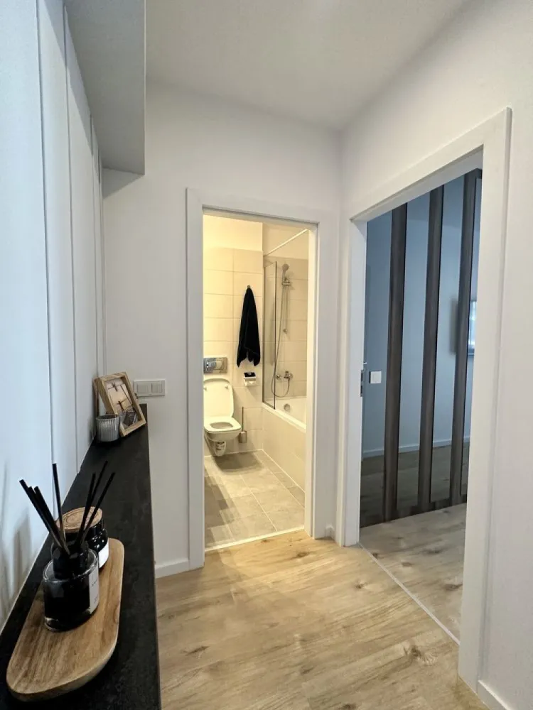Vand apartament 3 camere | PROPRIETAR | Belvedere Residences - PROPRIETAR. Nu colaboram cu agenți/agenții imobiliare. Va rog nu insistați. Mulțumesc. Vand apartament cu 3 camere in Complexul Rezidential Belvedere Residences, zona Floreasca / Barbu Văcărescu, langa metrou Pipera.... Apartamentul este situat in Bl. 7, etajul 6 cu orientare Vest.... Facilitati: - complex rezidential inchis - mai multe locuri de joaca pentru copii - apartament de vinde mobilat si utilat complet, exact cu se vede in poze, dotat cu toate electrocasnicele, plita inducţie, cuptor, hota, combina frigorifica NoFrost, masina de spalat rufe , mașina de spălat vase , tv , saltea spuma memorie 160x200. - centrala proprie, încălzire în pardoseală - aer conditionat (dormitor mare și living). Loc de parcare opțional 20 000€ Direct proprietar! numărul de telefon îl găsiți pe pozele din anunt. Nu se aplică TVA fiind achiziționat pe persoană fizică. Nu colaboram cu agenți/agenții imobiliare. Va rog nu insistați. Mulțumesc. .....