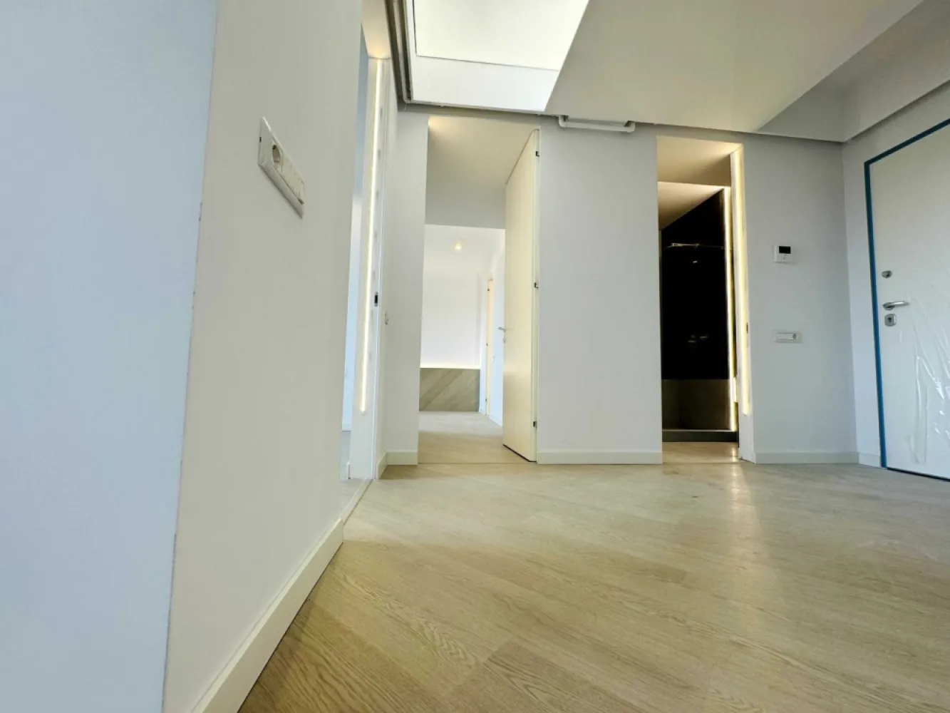 Proprietar (comision 0%) | 3 camere | Cortina North | TVA inclus - Proprietar (comision 0%), vand apartament 3 camere, situat vis-a-vis de Porche Nord Pipera in complexul rezidential premium Cortina North. Apartamentul este pe Faza 2, si este finalizat! Pretul afisat este cu TVA inclus. Apartamentul beneficiaza de una dintre cele mai bune pozitii, fiind situat in Corp C2, cu vedere spre exterior, la strada Campul Pipera (perpendiculara Bulevardului Pipera), neavand nicio cladire construita in fata, asadar este ferit de zgomotul traficului de pe bulevard. Apartamentul se afla la etajul 2 din 10 etaje, este decomandat, si are o suprafata totala de 96.45 mp construiti si de 76.7 mp utili. Beneficiaza de 2 grupuri sanitare (unul cu cada, iar celalalt cu cabina de dus), si un balcon foarte spatios (9.8 mp). Suprafata UTILA de 76.7 mp a apartamentului este distribuita astfel: - Living + Bucatarie: 23,5 mp - Dormitor 1: 12,4 mp - Dormitor 2: 16,8 mp - Baie 1: 4,5 mp - Baie 2: 3,3 mp - Hol: 6,4 mp - Balcon: 9,8 mp Locul de parcare se achizitioneaza separat, si este situat la subteran (nivel -1), la pretul de 15.000 Euro + TVA. Ansamblul Cortina North se afla in vecinatatea a doua mari supermarketuri: Lidl si Kaufland. De asemenea imobilul se situeaza in apropiere de statii STB, de statiile de metrou Aurel Vlaicu (Aviatiei) si Pipera (Dimitrie Pompei), in proximitatea viitorului Spital Metropolitan, precum si in apropiere de scoli, gradinite, si alte centre comerciale. In plus, ansamblul Cortina North beneficiaza de amplasarea unui sens giratoriu conexat accesului in ansamblu ce asigura circulatia facila din ambele directii de circulatie ale Bulevardului Pipera. Complexul rezidential Cortina North ofera un stil de viata premium, activ, sanatos si securizat, cu o paleta larga de facilitati unice in zona: - centru Fitness si Wellness cu bazin de inot - peste 1,5 km pista de alergare - peste 10.000 mp de spatii verzi amenajate conform unui plan peisagistic integrat arhitecturii - galerii comerciale dedicate - parcari private subterane si supraterane - acces controlat - fatada ventilata, etc. FINISAJE PREMIUM: - fatada ventilata SwissPearl - tamplarie Schuco cu geam tripan termoizolant, - ceramica Porcelanosa - obiecte sanitare Daniel Rubinetterie - parchet calitate superioara - usi de intrare securizate Pinum - usi interioare Filomuro - sisteme de iluminat led incastrate si la vedere, scafe, contur luminos ambiental. - tavan barisol DOTARI: - centrala termica Ariston in condensatie, cu gaz; - aer conditionat in fiecare camera, tip multisplit – LG; - videointerfon; - utilitati "ready to use” (racorduri individuale la gaze, curent electric, apa curenta, internet); - aparatura electrica si cablaje pregatite pentru conexiunea TV si internet. .