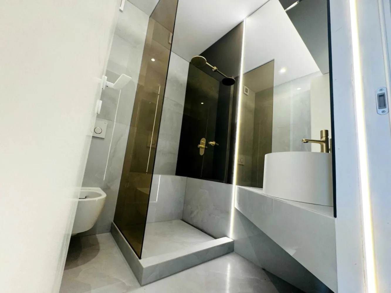 Proprietar (comision 0%) | 3 camere | Cortina North | TVA inclus - Proprietar (comision 0%), vand apartament 3 camere, situat vis-a-vis de Porche Nord Pipera in complexul rezidential premium Cortina North. Apartamentul este pe Faza 2, si este finalizat! Pretul afisat este cu TVA inclus. Apartamentul beneficiaza de una dintre cele mai bune pozitii, fiind situat in Corp C2, cu vedere spre exterior, la strada Campul Pipera (perpendiculara Bulevardului Pipera), neavand nicio cladire construita in fata, asadar este ferit de zgomotul traficului de pe bulevard. Apartamentul se afla la etajul 2 din 10 etaje, este decomandat, si are o suprafata totala de 96.45 mp construiti si de 76.7 mp utili. Beneficiaza de 2 grupuri sanitare (unul cu cada, iar celalalt cu cabina de dus), si un balcon foarte spatios (9.8 mp). Suprafata UTILA de 76.7 mp a apartamentului este distribuita astfel: - Living + Bucatarie: 23,5 mp - Dormitor 1: 12,4 mp - Dormitor 2: 16,8 mp - Baie 1: 4,5 mp - Baie 2: 3,3 mp - Hol: 6,4 mp - Balcon: 9,8 mp Locul de parcare se achizitioneaza separat, si este situat la subteran (nivel -1), la pretul de 15.000 Euro + TVA. Ansamblul Cortina North se afla in vecinatatea a doua mari supermarketuri: Lidl si Kaufland. De asemenea imobilul se situeaza in apropiere de statii STB, de statiile de metrou Aurel Vlaicu (Aviatiei) si Pipera (Dimitrie Pompei), in proximitatea viitorului Spital Metropolitan, precum si in apropiere de scoli, gradinite, si alte centre comerciale. In plus, ansamblul Cortina North beneficiaza de amplasarea unui sens giratoriu conexat accesului in ansamblu ce asigura circulatia facila din ambele directii de circulatie ale Bulevardului Pipera. Complexul rezidential Cortina North ofera un stil de viata premium, activ, sanatos si securizat, cu o paleta larga de facilitati unice in zona: - centru Fitness si Wellness cu bazin de inot - peste 1,5 km pista de alergare - peste 10.000 mp de spatii verzi amenajate conform unui plan peisagistic integrat arhitecturii - galerii comerciale dedicate - parcari private subterane si supraterane - acces controlat - fatada ventilata, etc. FINISAJE PREMIUM: - fatada ventilata SwissPearl - tamplarie Schuco cu geam tripan termoizolant, - ceramica Porcelanosa - obiecte sanitare Daniel Rubinetterie - parchet calitate superioara - usi de intrare securizate Pinum - usi interioare Filomuro - sisteme de iluminat led incastrate si la vedere, scafe, contur luminos ambiental. - tavan barisol DOTARI: - centrala termica Ariston in condensatie, cu gaz; - aer conditionat in fiecare camera, tip multisplit – LG; - videointerfon; - utilitati "ready to use” (racorduri individuale la gaze, curent electric, apa curenta, internet); - aparatura electrica si cablaje pregatite pentru conexiunea TV si internet. .