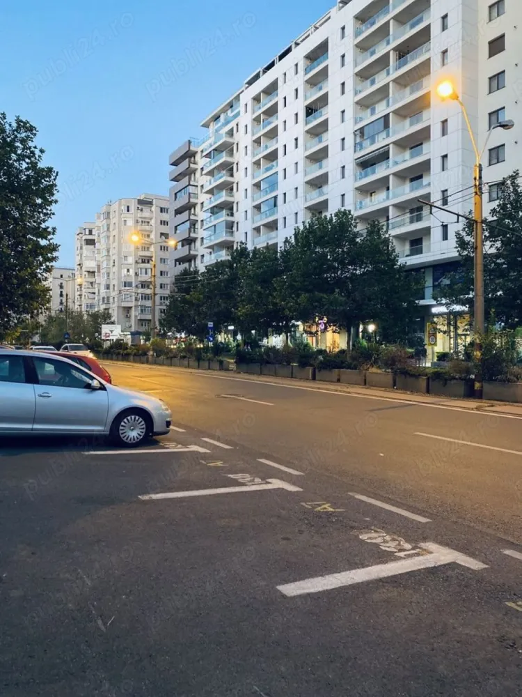 Vanzare - Ap. 3 camere Nerva Traian - Vanzare Apartament de 3 camere, decomandat, 2 grupuri sanitare, in zona Nerva Traian, la o distanta de 2-3 minute de mers pe jos fata de statia de metrou Timpuri Noi. Zona comerciala avand magazinele Lidl,Mega image, farmacii, scoala generala nr. 81, gradinita etc. Suprafata totala imobil fiind de 90 m2. Blocul a fost reabilitat anul acesta (2024), etajul 6 8, contor de gaze individual.