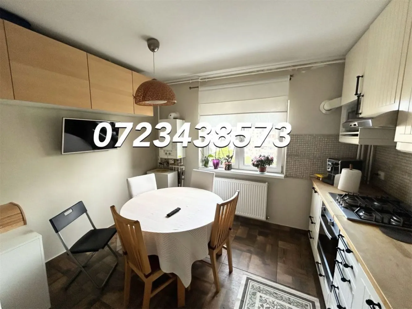 Apartament 3 camere Nerva Traian adiacent - Proprietar, vand apartament de 3 camere pe strada Alexandru Moruzzi nr 3, adiacent Nerva Traian. Apartamentul se afla intr-un bloc construit in anii 1989-1990, reabilitat termic / anvelopat si dispune de o suprafata utila de 73mp + 3 mp balcon (hol H) compusa din: living spatios, 2 dormitoare, 2 bai, hol, 2 debarale, bucatarie si balcon. Este situat la etajul 6 din 8, a fost renovat complet cu inlocuirea tuturor instalatiilor (sanitare, electrice) si are montata o centrala termica pe gaz. Are vederea mixta, dormitoarele spre Sud iar bucataria si livingul spre Nord. Scara este curata, liftul a fost recent modernizat. Apartamentul se vinde complet utilat si mobilat, dispune de masina de spalat vase, cuptor, plita, hota, frigider, cuptor cu microunde, 1 TV, 3 aparate de aer conditionat, masina de spalat rufe, uscator de rufe. Apartamentul este bine compartimentat si dotat cu multe spatii de depozitare. In camere este montat parchet triplustratificat din lemn, iar in restul apartamentului este gresie care imita lemnul.