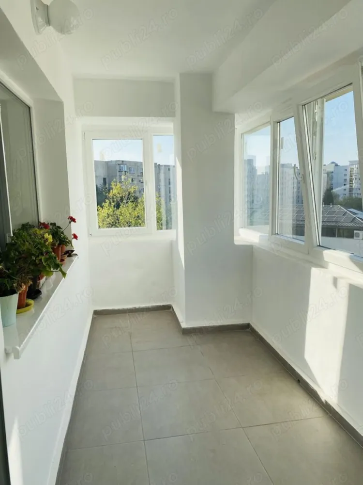 Vanzare - Ap. 3 camere Nerva Traian - Vanzare Apartament de 3 camere, decomandat, 2 grupuri sanitare, in zona Nerva Traian, la o distanta de 2-3 minute de mers pe jos fata de statia de metrou Timpuri Noi. Zona comerciala avand magazinele Lidl,Mega image, farmacii, scoala generala nr. 81, gradinita etc. Suprafata totala imobil fiind de 90 m2. Blocul a fost reabilitat anul acesta (2024), etajul 6 8, contor de gaze individual.