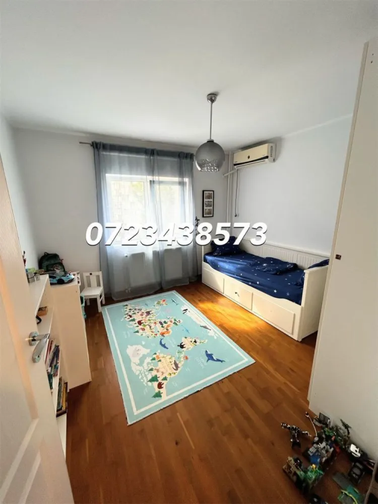Apartament 3 camere Nerva Traian adiacent - Proprietar, vand apartament de 3 camere pe strada Alexandru Moruzzi nr 3, adiacent Nerva Traian. Apartamentul se afla intr-un bloc construit in anii 1989-1990, reabilitat termic / anvelopat si dispune de o suprafata utila de 73mp + 3 mp balcon (hol H) compusa din: living spatios, 2 dormitoare, 2 bai, hol, 2 debarale, bucatarie si balcon. Este situat la etajul 6 din 8, a fost renovat complet cu inlocuirea tuturor instalatiilor (sanitare, electrice) si are montata o centrala termica pe gaz. Are vederea mixta, dormitoarele spre Sud iar bucataria si livingul spre Nord. Scara este curata, liftul a fost recent modernizat. Apartamentul se vinde complet utilat si mobilat, dispune de masina de spalat vase, cuptor, plita, hota, frigider, cuptor cu microunde, 1 TV, 3 aparate de aer conditionat, masina de spalat rufe, uscator de rufe. Apartamentul este bine compartimentat si dotat cu multe spatii de depozitare. In camere este montat parchet triplustratificat din lemn, iar in restul apartamentului este gresie care imita lemnul.