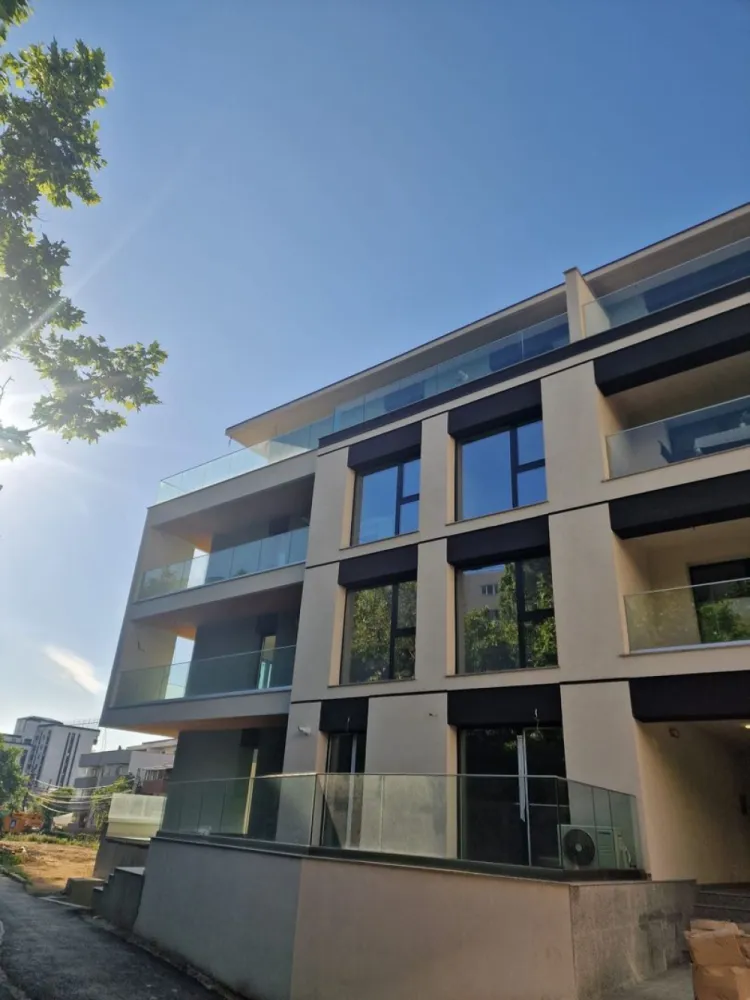 Penthouse la 3 minute de Metrou Mihai Bravu - Gradinarilor Boutique Apartaments, ultimul apartament Penthouse, 3 camere + 2 bai. Suprafata utila 86mp Suprafata terasa 110mp Imobilul este format din 2S+P+2+3R iar acest apartament este situat la etajul 3, liftul pleaca din subsol, unde sunt locurile de parcare individuale, spatiile comune si terasele sunt placate cu piatra naturala, liftul este Schindler, constructia este realizata din caramida (30cm), fier si cadre de beton, termosistemul are 10cm iar decorativa este Baumit, ferestrele sunt Reynaers masterline 8, aluminiu cu geam tripan (cel mai bun profil din piata), 2×A/C, incalzirea este realizata prin pardoseala cu un sistem Uponor conectat la centrala proprie Vaillant, termostate in fiecare camera, finisajele de interior, ceramica si parchet sunt din gama de lux de la delta studio, baterii si obiecte sanitare Roca. Toate actele finalizate, pret 265.000€ + tva 19%