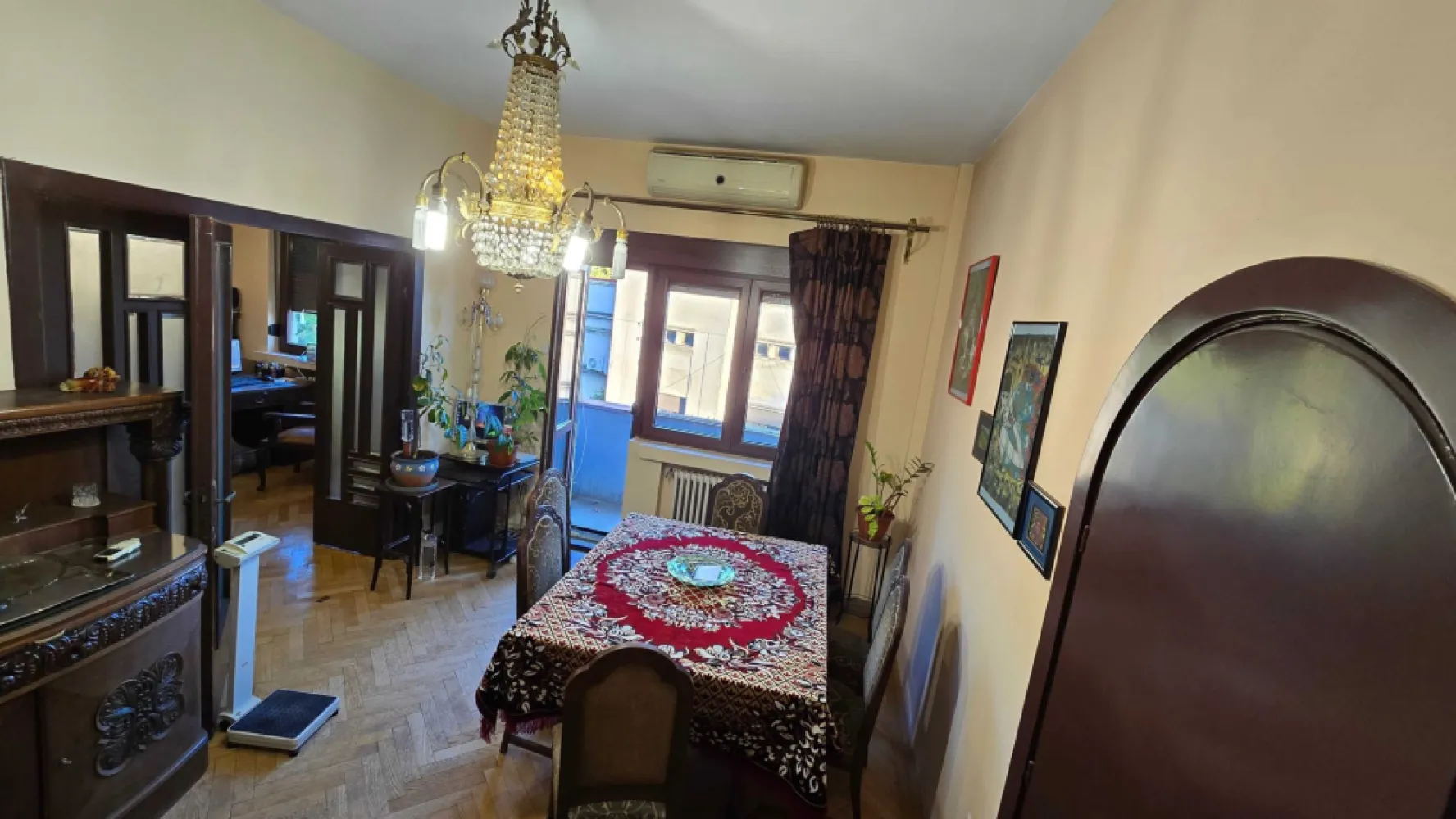 Apartament în bloc interbelic - 3 Camere - 2 balcoane - 203.000 € - Vand apartament cu 3 camere, situat într-un bloc interbelic (1936) la cateva minute de Piata Unirii, Strada Popa Soare, în inima Bucureștiului, ideal pentru familii sau investiție! Cu o suprafață generoasă de 96 metri pătrați, plus un balcon de 6 mp si o terasa de 7 mp, acest apartament oferă o oază de liniste, confort și rafinament. Situat intr-o zona centrala, in apropiere de Piata Unirii, Centru vechi al Bucurestiului, pe o strada cu multe cladiri istorice, avand un farmec aparte datorita arhitecturii vechi din zona. Înălțimea generoasă a camerelor adaugă un plus de confort și spațiu aerisit. Luminoase și primitoare, camerele sunt spațioase și oferă o varietate de posibilități de amenajare. Apartamentul este mobilat și utilat, incalzit cu ajutorul centralei proprii pe gaz, gata pentru a te muta imediat. Acesta este situat la etajul 3, avand deasupra un pod mansardat care ofera o izolatie termica sporita. Zona beneficiază de infrastructură excelentă: transport în comun (tramvaie, autobuze, metrou), magazine, supermarketuri, cafenele, restaurante și parcuri. Construită solid, cu structură pe bază de stâlpi de beton și cărămidă, blocul asigură un cadru sigur și confortabil, constructia fiind realizata de arhitectul Zilberman in anul 1936. Imobilul nu este clasificat in niciuna dintre categoriile de risc seismic stabilite prin evaluari tehnice ale specialistilor. Instalațiile electrice și sanitare sunt complet modernizate, pentru un confort fără griji. Cu multiplele sale caracteristici și potențialul său versatil, acest apartament poate deveni locatia perfectă atat pentru familii cat si pentru sediul unei companii.