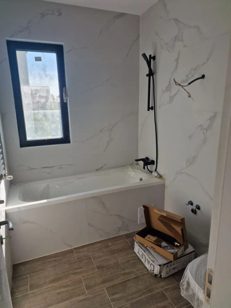 Penthouse la 3 minute de Metrou Mihai Bravu - Gradinarilor Boutique Apartaments, ultimul apartament Penthouse, 3 camere + 2 bai. Suprafata utila 86mp Suprafata terasa 110mp Imobilul este format din 2S+P+2+3R iar acest apartament este situat la etajul 3, liftul pleaca din subsol, unde sunt locurile de parcare individuale, spatiile comune si terasele sunt placate cu piatra naturala, liftul este Schindler, constructia este realizata din caramida (30cm), fier si cadre de beton, termosistemul are 10cm iar decorativa este Baumit, ferestrele sunt Reynaers masterline 8, aluminiu cu geam tripan (cel mai bun profil din piata), 2×A/C, incalzirea este realizata prin pardoseala cu un sistem Uponor conectat la centrala proprie Vaillant, termostate in fiecare camera, finisajele de interior, ceramica si parchet sunt din gama de lux de la delta studio, baterii si obiecte sanitare Roca. Toate actele finalizate, pret 265.000€ + tva 19%