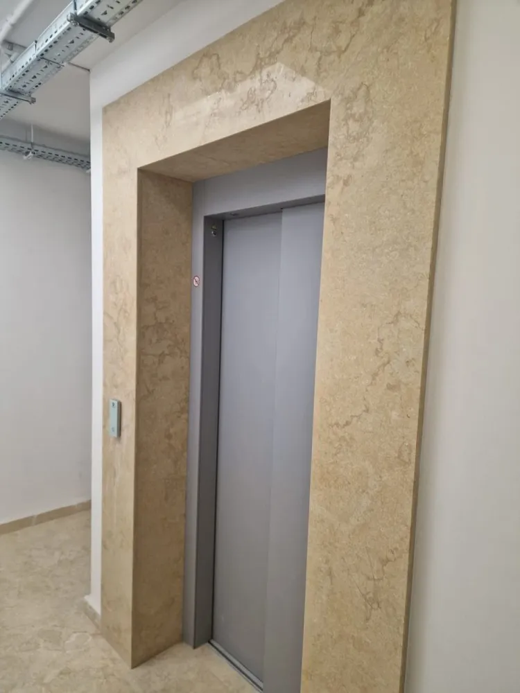 Penthouse la 3 minute de Metrou Mihai Bravu - Gradinarilor Boutique Apartaments, ultimul apartament Penthouse, 3 camere + 2 bai. Suprafata utila 86mp Suprafata terasa 110mp Imobilul este format din 2S+P+2+3R iar acest apartament este situat la etajul 3, liftul pleaca din subsol, unde sunt locurile de parcare individuale, spatiile comune si terasele sunt placate cu piatra naturala, liftul este Schindler, constructia este realizata din caramida (30cm), fier si cadre de beton, termosistemul are 10cm iar decorativa este Baumit, ferestrele sunt Reynaers masterline 8, aluminiu cu geam tripan (cel mai bun profil din piata), 2×A/C, incalzirea este realizata prin pardoseala cu un sistem Uponor conectat la centrala proprie Vaillant, termostate in fiecare camera, finisajele de interior, ceramica si parchet sunt din gama de lux de la delta studio, baterii si obiecte sanitare Roca. Toate actele finalizate, pret 265.000€ + tva 19%