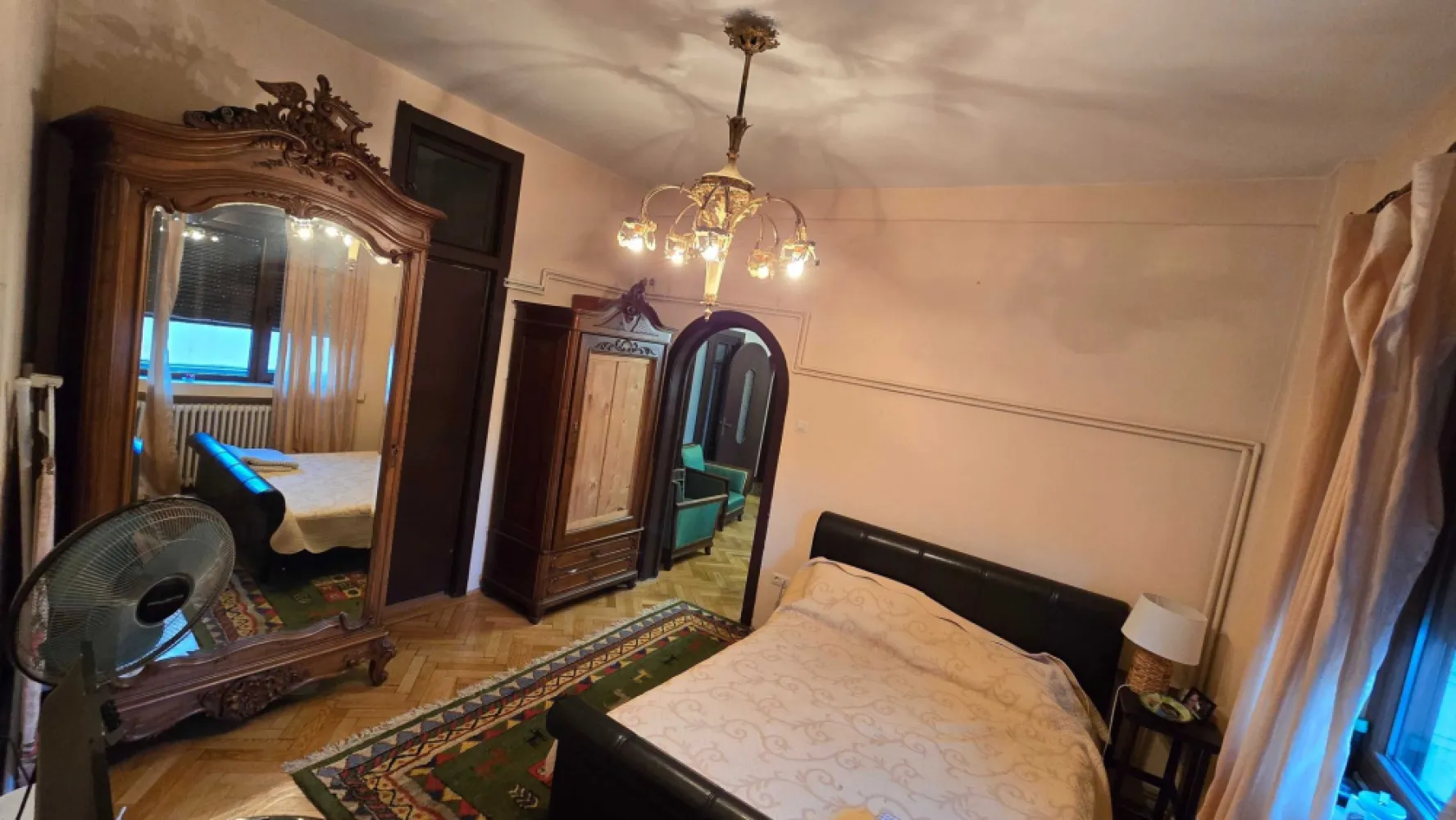 Apartament în bloc interbelic - 3 Camere - 2 balcoane - 203.000 € - Vand apartament cu 3 camere, situat într-un bloc interbelic (1936) la cateva minute de Piata Unirii, Strada Popa Soare, în inima Bucureștiului, ideal pentru familii sau investiție! Cu o suprafață generoasă de 96 metri pătrați, plus un balcon de 6 mp si o terasa de 7 mp, acest apartament oferă o oază de liniste, confort și rafinament. Situat intr-o zona centrala, in apropiere de Piata Unirii, Centru vechi al Bucurestiului, pe o strada cu multe cladiri istorice, avand un farmec aparte datorita arhitecturii vechi din zona. Înălțimea generoasă a camerelor adaugă un plus de confort și spațiu aerisit. Luminoase și primitoare, camerele sunt spațioase și oferă o varietate de posibilități de amenajare. Apartamentul este mobilat și utilat, incalzit cu ajutorul centralei proprii pe gaz, gata pentru a te muta imediat. Acesta este situat la etajul 3, avand deasupra un pod mansardat care ofera o izolatie termica sporita. Zona beneficiază de infrastructură excelentă: transport în comun (tramvaie, autobuze, metrou), magazine, supermarketuri, cafenele, restaurante și parcuri. Construită solid, cu structură pe bază de stâlpi de beton și cărămidă, blocul asigură un cadru sigur și confortabil, constructia fiind realizata de arhitectul Zilberman in anul 1936. Imobilul nu este clasificat in niciuna dintre categoriile de risc seismic stabilite prin evaluari tehnice ale specialistilor. Instalațiile electrice și sanitare sunt complet modernizate, pentru un confort fără griji. Cu multiplele sale caracteristici și potențialul său versatil, acest apartament poate deveni locatia perfectă atat pentru familii cat si pentru sediul unei companii.
