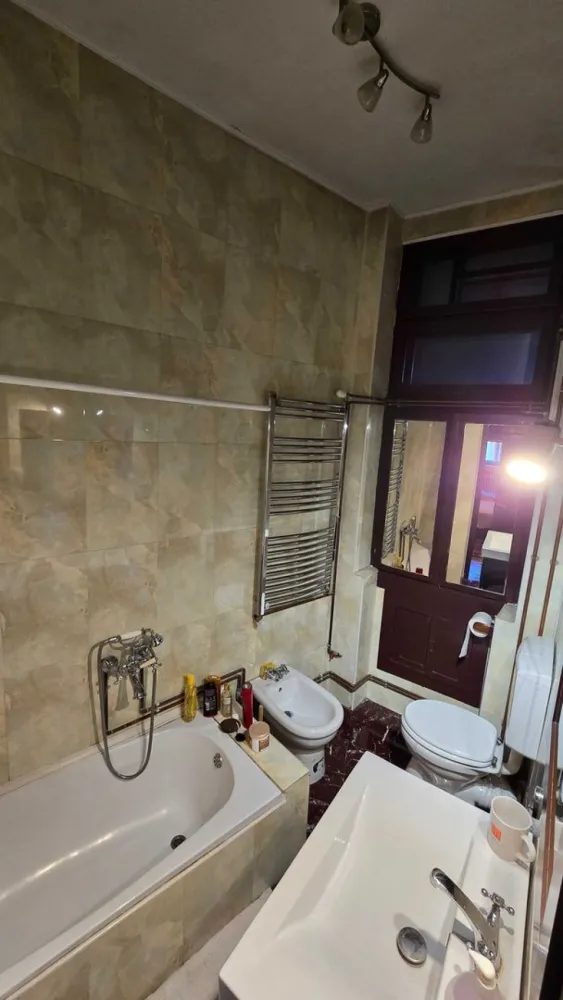 Apartament în bloc interbelic - 3 Camere - 2 balcoane - 203.000 € - Vand apartament cu 3 camere, situat într-un bloc interbelic (1936) la cateva minute de Piata Unirii, Strada Popa Soare, în inima Bucureștiului, ideal pentru familii sau investiție! Cu o suprafață generoasă de 96 metri pătrați, plus un balcon de 6 mp si o terasa de 7 mp, acest apartament oferă o oază de liniste, confort și rafinament. Situat intr-o zona centrala, in apropiere de Piata Unirii, Centru vechi al Bucurestiului, pe o strada cu multe cladiri istorice, avand un farmec aparte datorita arhitecturii vechi din zona. Înălțimea generoasă a camerelor adaugă un plus de confort și spațiu aerisit. Luminoase și primitoare, camerele sunt spațioase și oferă o varietate de posibilități de amenajare. Apartamentul este mobilat și utilat, incalzit cu ajutorul centralei proprii pe gaz, gata pentru a te muta imediat. Acesta este situat la etajul 3, avand deasupra un pod mansardat care ofera o izolatie termica sporita. Zona beneficiază de infrastructură excelentă: transport în comun (tramvaie, autobuze, metrou), magazine, supermarketuri, cafenele, restaurante și parcuri. Construită solid, cu structură pe bază de stâlpi de beton și cărămidă, blocul asigură un cadru sigur și confortabil, constructia fiind realizata de arhitectul Zilberman in anul 1936. Imobilul nu este clasificat in niciuna dintre categoriile de risc seismic stabilite prin evaluari tehnice ale specialistilor. Instalațiile electrice și sanitare sunt complet modernizate, pentru un confort fără griji. Cu multiplele sale caracteristici și potențialul său versatil, acest apartament poate deveni locatia perfectă atat pentru familii cat si pentru sediul unei companii.