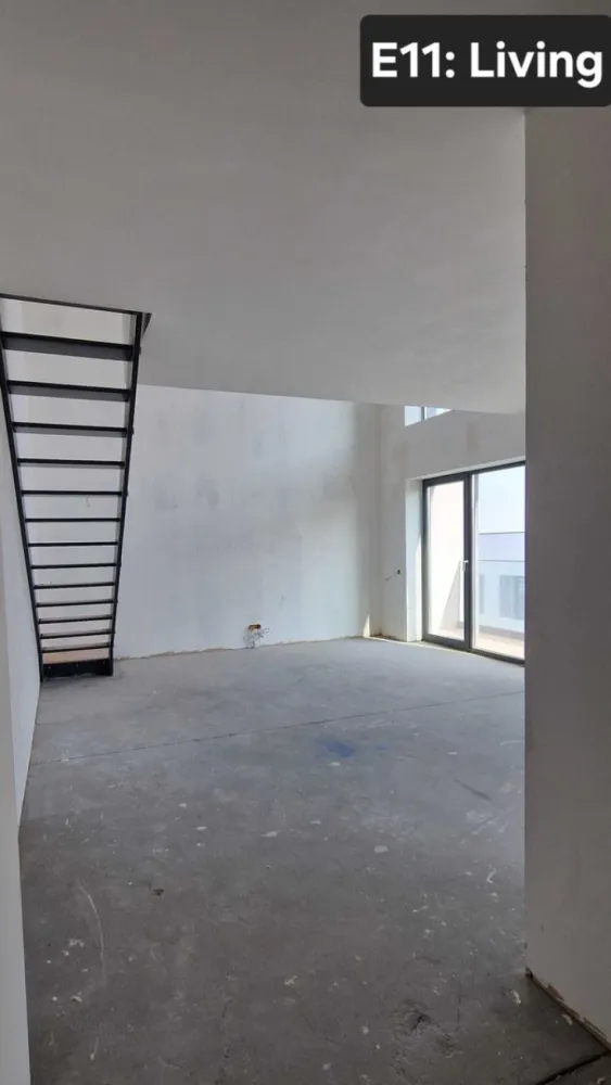 Cloud 9 | Aviatiei | Duplex 3 cam | Proprietar | TVA platit - PROPRIETAR Vand duplex cu 3 camere, 3 bai, 2 terase, dispus pe ultimele doua etaje etajul 11: living, bucataria, baie, hol, terasa etajul 12: doua dormitoare, doua bai, hol, terasa Se vinde cum se vede in poze, pentru a va putea personaliza finisajele. Incalzirea se face prin pardoseala la etajul 11, iar la 12 prin calorifere. Suprafata utila a duplexului este de 83 mp + 15 mp cele doua terase. Are 3 ap aer conditionat, system smart home si interfon. PARCARI: Apartamentul se vinde impreuna cu doua locuri de parcare subterane, la nivel -1. Pret/loc: 18000 EUR