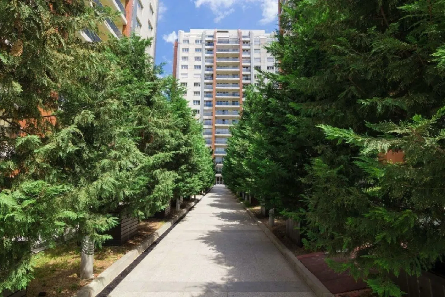 Vanzare 3 camere InCity Dristor-Piata Alba Iulia - Direct proprietar ofer spre vânzare un apartament cu 3 camere în complex InCity, la 5 min. distanţă de mers pe jos de staţia de metrou Dristor. Apartamentul se poate achiziţiona cu sau fără loc de parcare. Locul de parcare se află la -1, în etajul subteran al complexului închis şi acoperit, şi dispune de extras C.F. individual. Apartamentul se află la etajul 3, cu o suprafaţă construită înscrisă în C.F. de 116.40 mp şi utilă de 95 mp. Facilităţiile zonei presupun: proximitatea faţă de centrul Bucureştiului cu acces imediat prin transport în comun, imediata vecinătate cu mall Vitan, zona pietonală amenajată pentru loisir artera Decebal-rond-P-ţa. Alba Iulia, Lidl, Kaufland, Pepco, primăria de sector 3, şcoli, grădiniţe, şi alte facilităţi uşor de remarcat prin vizita locaţiei. Complexul este împrejmuit, monitorizat video şi are pază la intrări. Zona împrejmuită cuprinde loc de joacă pentru copii şi un spaţiu verde amenajat cu mobilier urban de tip băncuţe, fântâni de apă, alei pietonale. În cadrul complexului se regăseşte sala de sport marca World Class cu piscina interioară la care locatarii complexului au acces redus, magazin alimentar, salon de coafură marca Getts. Apartamentul este compus din hol de acces, living cu bucătărie open-space, hol utilitar cu spaţiu de depozitare (maşina de spălat haine, etc.), 2 dormitoare, 2 băi şi 2 terase. Este utilat complet şi mobilat. Pretul afişat include locul de parcare. Se poate oferta şi fără loc de parcare. Pentru detalii şi vizionări, vă rog să ne contactaţi.