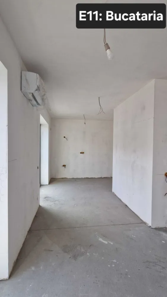 Cloud 9 | Aviatiei | Duplex 3 cam | Proprietar | TVA platit - PROPRIETAR Vand duplex cu 3 camere, 3 bai, 2 terase, dispus pe ultimele doua etaje etajul 11: living, bucataria, baie, hol, terasa etajul 12: doua dormitoare, doua bai, hol, terasa Se vinde cum se vede in poze, pentru a va putea personaliza finisajele. Incalzirea se face prin pardoseala la etajul 11, iar la 12 prin calorifere. Suprafata utila a duplexului este de 83 mp + 15 mp cele doua terase. Are 3 ap aer conditionat, system smart home si interfon. PARCARI: Apartamentul se vinde impreuna cu doua locuri de parcare subterane, la nivel -1. Pret/loc: 18000 EUR