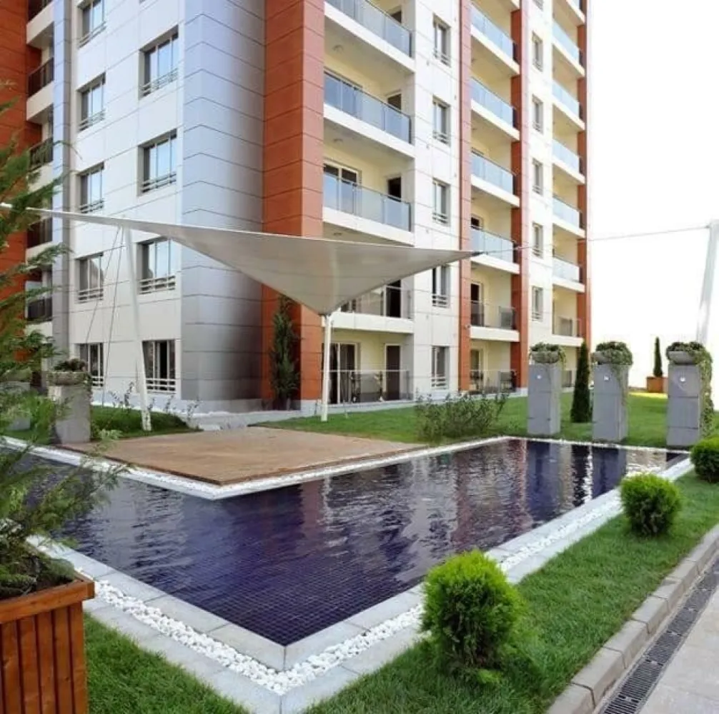 Vanzare 3 camere InCity Dristor-Piata Alba Iulia - Direct proprietar ofer spre vânzare un apartament cu 3 camere în complex InCity, la 5 min. distanţă de mers pe jos de staţia de metrou Dristor. Apartamentul se poate achiziţiona cu sau fără loc de parcare. Locul de parcare se află la -1, în etajul subteran al complexului închis şi acoperit, şi dispune de extras C.F. individual. Apartamentul se află la etajul 3, cu o suprafaţă construită înscrisă în C.F. de 116.40 mp şi utilă de 95 mp. Facilităţiile zonei presupun: proximitatea faţă de centrul Bucureştiului cu acces imediat prin transport în comun, imediata vecinătate cu mall Vitan, zona pietonală amenajată pentru loisir artera Decebal-rond-P-ţa. Alba Iulia, Lidl, Kaufland, Pepco, primăria de sector 3, şcoli, grădiniţe, şi alte facilităţi uşor de remarcat prin vizita locaţiei. Complexul este împrejmuit, monitorizat video şi are pază la intrări. Zona împrejmuită cuprinde loc de joacă pentru copii şi un spaţiu verde amenajat cu mobilier urban de tip băncuţe, fântâni de apă, alei pietonale. În cadrul complexului se regăseşte sala de sport marca World Class cu piscina interioară la care locatarii complexului au acces redus, magazin alimentar, salon de coafură marca Getts. Apartamentul este compus din hol de acces, living cu bucătărie open-space, hol utilitar cu spaţiu de depozitare (maşina de spălat haine, etc.), 2 dormitoare, 2 băi şi 2 terase. Este utilat complet şi mobilat. Pretul afişat include locul de parcare. Se poate oferta şi fără loc de parcare. Pentru detalii şi vizionări, vă rog să ne contactaţi.