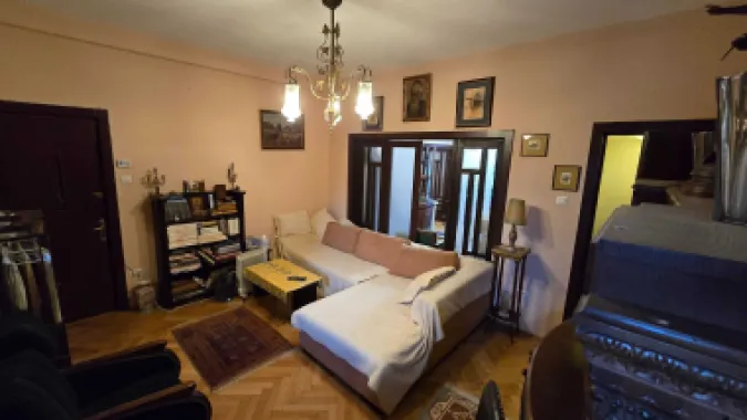 Apartament în bloc interbelic - 3 Camere - 2 balcoane - 203.000 €