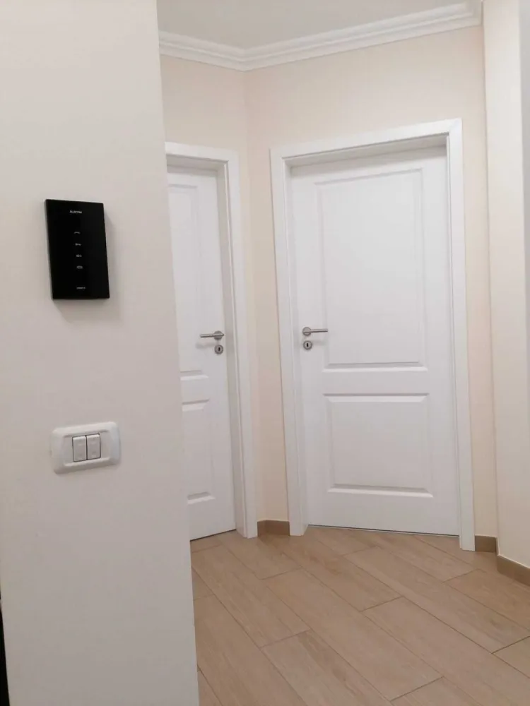 Apartament 3 camere Parc Bazilescu - Ofer spre vanzare apartament de 3 camere amplasat la etajul 2 din D+P+3 construit in anul 2019 in zona Bucurestii Noi, la 30 min de intrarea in Parcul Bazilescu. Apartamentul se vinde complet mobilat si utilat. Dotari: centrala termica individuala, supraveghere video, interfon, aer conditionat, plita si cuptor electric, hota, frigider, cuptor microunde, masina de spalat. Apartamentul este amplasat pe partea din fata a blocului, la etajul 2 oferind o priveliste frumoasa asupra parcului. Structura imobilului: Cadre de beton cu inchideri din caramida porotherm. Izolatie termica. Exterior - Polistiren. Geamuri termopan Veka. Incalzire: Centrala proprie + calorifere. In apropierea imobilului mai gasiti: - Parcul Bazilescu; Lidl; Piata 16 Februarie; Kaufland; Carrefour, iar la o plimbare de 7 min. prin parc se afla statia de metrou. Scoli si gradinite la doar cateva minute; Zona ofera acces facil atat catre centrul orasului, cat si catre exteriorul acestuia. Blocul are un total de 8 apartamente, iar vecinii sunt civilizati. Apartamentul se vinde cu 2 locuri de parcare supraterane.