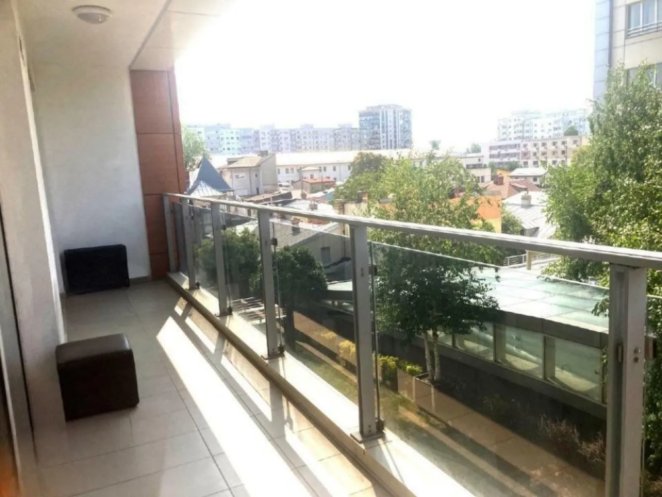 Vanzare 3 camere InCity Dristor-Piata Alba Iulia - Direct proprietar ofer spre vânzare un apartament cu 3 camere în complex InCity, la 5 min. distanţă de mers pe jos de staţia de metrou Dristor. Apartamentul se poate achiziţiona cu sau fără loc de parcare. Locul de parcare se află la -1, în etajul subteran al complexului închis şi acoperit, şi dispune de extras C.F. individual. Apartamentul se află la etajul 3, cu o suprafaţă construită înscrisă în C.F. de 116.40 mp şi utilă de 95 mp. Facilităţiile zonei presupun: proximitatea faţă de centrul Bucureştiului cu acces imediat prin transport în comun, imediata vecinătate cu mall Vitan, zona pietonală amenajată pentru loisir artera Decebal-rond-P-ţa. Alba Iulia, Lidl, Kaufland, Pepco, primăria de sector 3, şcoli, grădiniţe, şi alte facilităţi uşor de remarcat prin vizita locaţiei. Complexul este împrejmuit, monitorizat video şi are pază la intrări. Zona împrejmuită cuprinde loc de joacă pentru copii şi un spaţiu verde amenajat cu mobilier urban de tip băncuţe, fântâni de apă, alei pietonale. În cadrul complexului se regăseşte sala de sport marca World Class cu piscina interioară la care locatarii complexului au acces redus, magazin alimentar, salon de coafură marca Getts. Apartamentul este compus din hol de acces, living cu bucătărie open-space, hol utilitar cu spaţiu de depozitare (maşina de spălat haine, etc.), 2 dormitoare, 2 băi şi 2 terase. Este utilat complet şi mobilat. Pretul afişat include locul de parcare. Se poate oferta şi fără loc de parcare. Pentru detalii şi vizionări, vă rog să ne contactaţi.