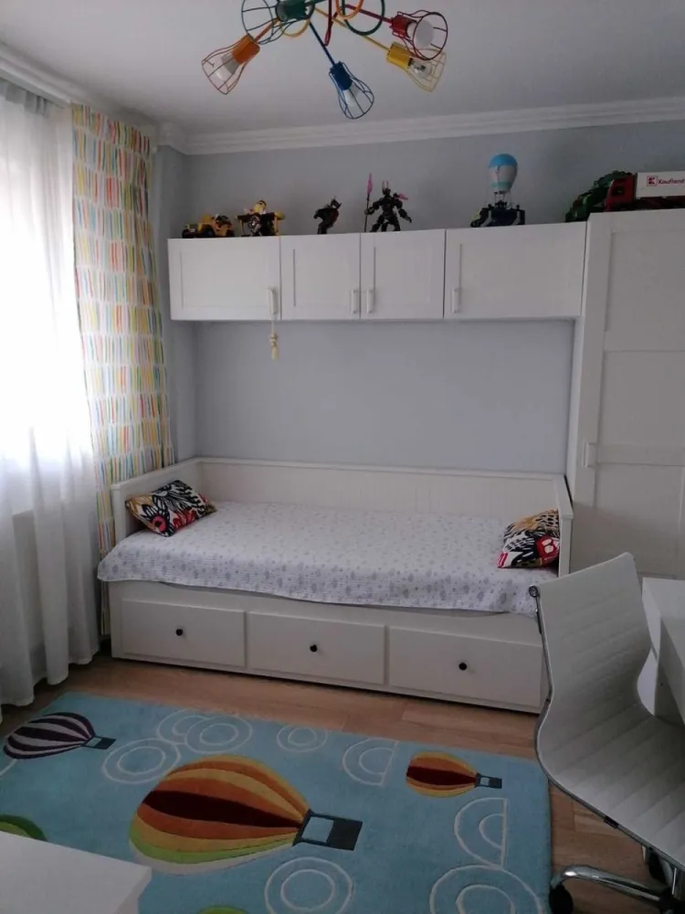 Apartament 3 camere Parc Bazilescu - Ofer spre vanzare apartament de 3 camere amplasat la etajul 2 din D+P+3 construit in anul 2019 in zona Bucurestii Noi, la 30 min de intrarea in Parcul Bazilescu. Apartamentul se vinde complet mobilat si utilat. Dotari: centrala termica individuala, supraveghere video, interfon, aer conditionat, plita si cuptor electric, hota, frigider, cuptor microunde, masina de spalat. Apartamentul este amplasat pe partea din fata a blocului, la etajul 2 oferind o priveliste frumoasa asupra parcului. Structura imobilului: Cadre de beton cu inchideri din caramida porotherm. Izolatie termica. Exterior - Polistiren. Geamuri termopan Veka. Incalzire: Centrala proprie + calorifere. In apropierea imobilului mai gasiti: - Parcul Bazilescu; Lidl; Piata 16 Februarie; Kaufland; Carrefour, iar la o plimbare de 7 min. prin parc se afla statia de metrou. Scoli si gradinite la doar cateva minute; Zona ofera acces facil atat catre centrul orasului, cat si catre exteriorul acestuia. Blocul are un total de 8 apartamente, iar vecinii sunt civilizati. Apartamentul se vinde cu 2 locuri de parcare supraterane.