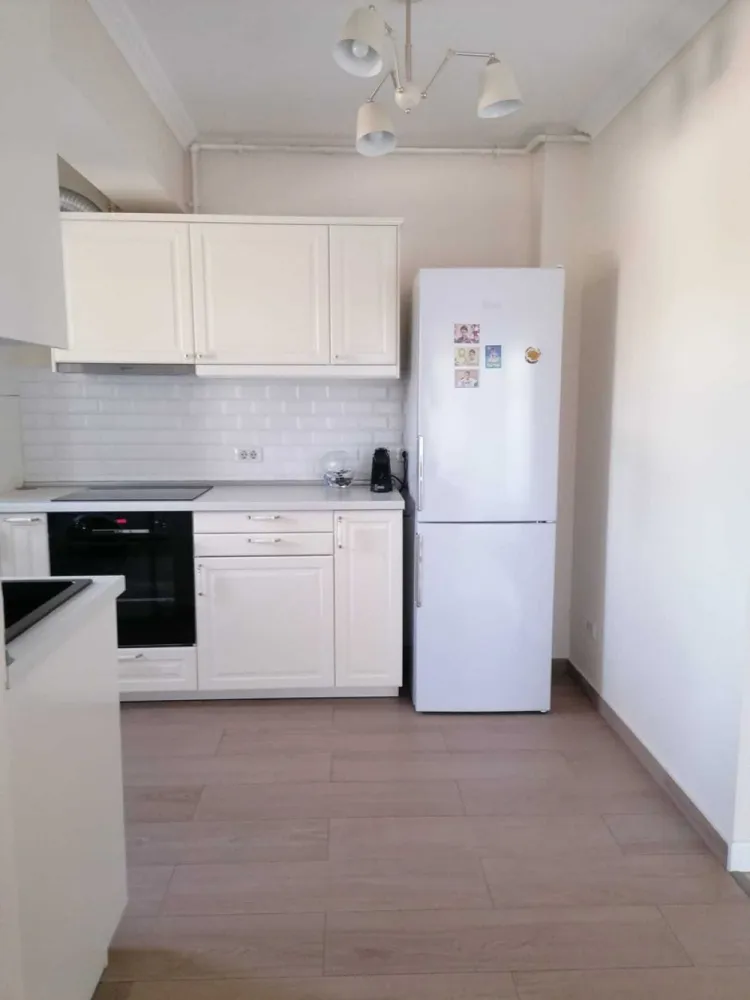Apartament 3 camere Parc Bazilescu - Ofer spre vanzare apartament de 3 camere amplasat la etajul 2 din D+P+3 construit in anul 2019 in zona Bucurestii Noi, la 30 min de intrarea in Parcul Bazilescu. Apartamentul se vinde complet mobilat si utilat. Dotari: centrala termica individuala, supraveghere video, interfon, aer conditionat, plita si cuptor electric, hota, frigider, cuptor microunde, masina de spalat. Apartamentul este amplasat pe partea din fata a blocului, la etajul 2 oferind o priveliste frumoasa asupra parcului. Structura imobilului: Cadre de beton cu inchideri din caramida porotherm. Izolatie termica. Exterior - Polistiren. Geamuri termopan Veka. Incalzire: Centrala proprie + calorifere. In apropierea imobilului mai gasiti: - Parcul Bazilescu; Lidl; Piata 16 Februarie; Kaufland; Carrefour, iar la o plimbare de 7 min. prin parc se afla statia de metrou. Scoli si gradinite la doar cateva minute; Zona ofera acces facil atat catre centrul orasului, cat si catre exteriorul acestuia. Blocul are un total de 8 apartamente, iar vecinii sunt civilizati. Apartamentul se vinde cu 2 locuri de parcare supraterane.
