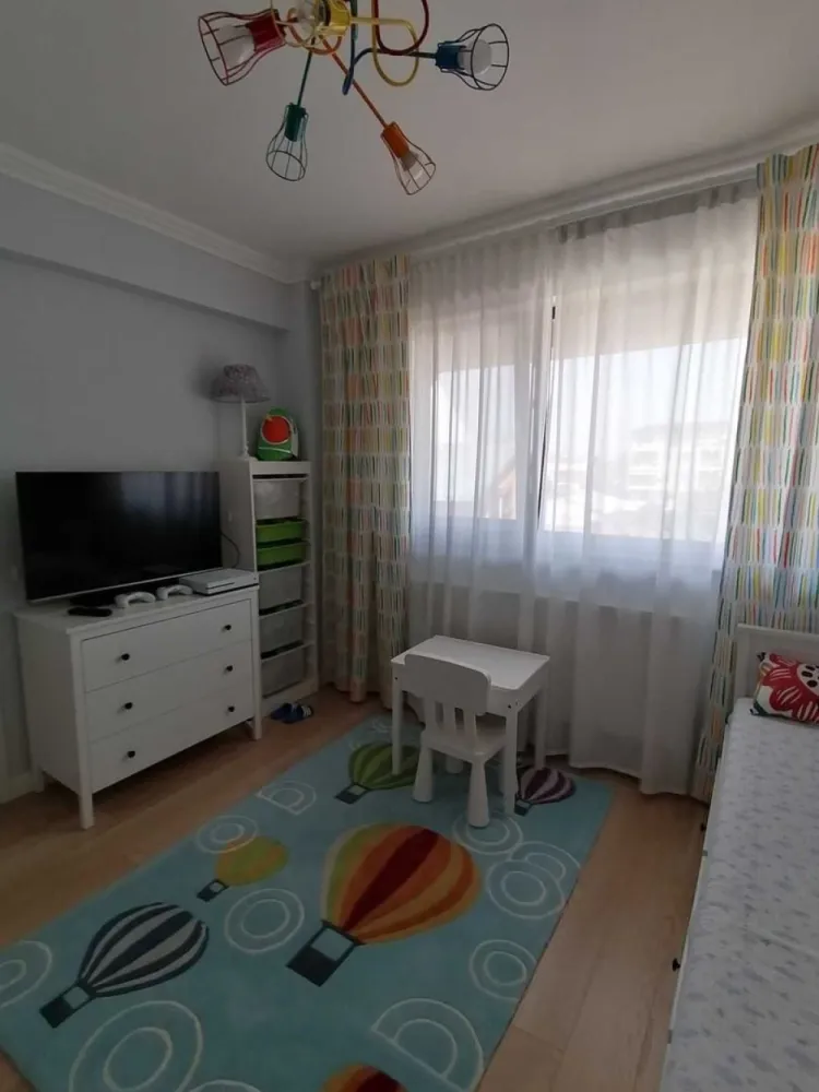 Apartament 3 camere Parc Bazilescu - Ofer spre vanzare apartament de 3 camere amplasat la etajul 2 din D+P+3 construit in anul 2019 in zona Bucurestii Noi, la 30 min de intrarea in Parcul Bazilescu. Apartamentul se vinde complet mobilat si utilat. Dotari: centrala termica individuala, supraveghere video, interfon, aer conditionat, plita si cuptor electric, hota, frigider, cuptor microunde, masina de spalat. Apartamentul este amplasat pe partea din fata a blocului, la etajul 2 oferind o priveliste frumoasa asupra parcului. Structura imobilului: Cadre de beton cu inchideri din caramida porotherm. Izolatie termica. Exterior - Polistiren. Geamuri termopan Veka. Incalzire: Centrala proprie + calorifere. In apropierea imobilului mai gasiti: - Parcul Bazilescu; Lidl; Piata 16 Februarie; Kaufland; Carrefour, iar la o plimbare de 7 min. prin parc se afla statia de metrou. Scoli si gradinite la doar cateva minute; Zona ofera acces facil atat catre centrul orasului, cat si catre exteriorul acestuia. Blocul are un total de 8 apartamente, iar vecinii sunt civilizati. Apartamentul se vinde cu 2 locuri de parcare supraterane.