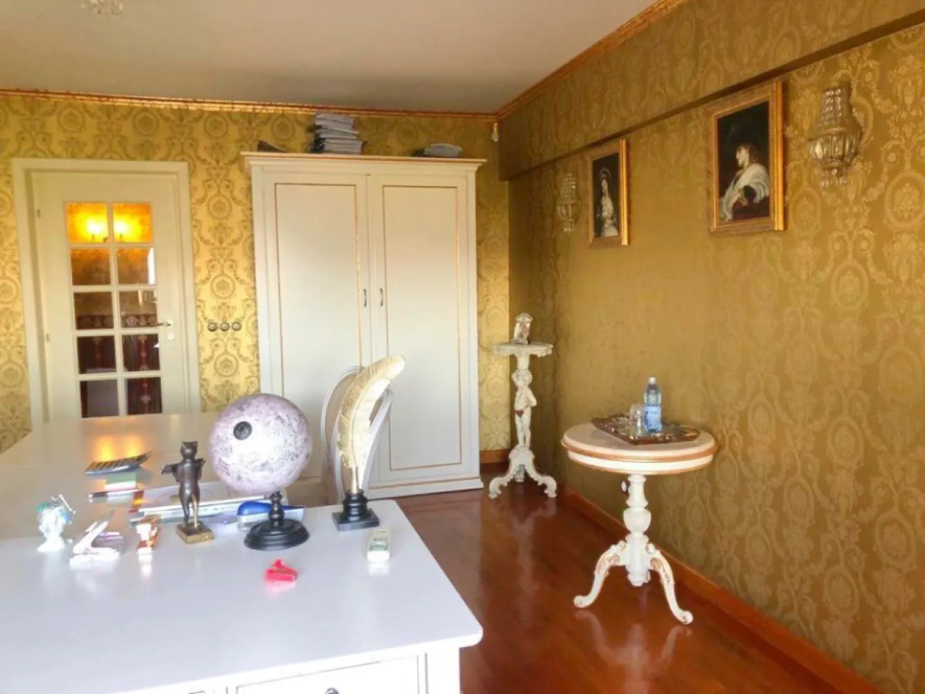Apartament de lux 3 camere Bulevardul Mircea Voda - Situat intr-unul dintre cele mai exclusiviste cartiere din Zona Ultra Centrala a Bucurestiului, acest apartament de lux, decorat in stil clasic, cu accente baroce, se desfasoara pe o suprafata utila de 76,60 mp, oferind vederi panoramice impresionante ale orasului, pe fata, direct la bulevard si la Biserica Dobroteasa si pe spate, la Cheiul Dambovitei si Palatul Parlamentului. Apartamentul are 3 camere si se afla la etajul 7 intr-un bloc cu regim de inaltime P+8. Apartamentul premium se vinde la cheie, complet mobilat si utilat. Intregul spatiu a fost amenajat cu ajutorul unui decorator si a aparut in doua numere ale revistei de profil ,,Casa Lux". Mobila, in intregime din lemn masiv, obiectele sanitare si corpurile de iluminat de cristal sunt toate importate din Italia si sunt de cea mai buna calitate. Tapetul este Linea Oro, profilele cu foita de aur sunt Orac Decor, gresia si faianta sunt Petracer Italia, Intrerupatoarele, prizele si soneria sunt de la Fontini Spania, covoarele sunt Aubusson Franta, parchetul si usile interioare sunt din lemn masiv de stejar, toata instalatia este pe cupru. Bucataria a fost amplificata prin includerea spatiului desemnat initial baii de serviciu si debaralei. Are numeroase spatii de depozitare, inclusiv pe balconul inchis. Fiecare detaliu a fost luat in consideratie si nu s-a facut rabat de la calitate si de la mentinerea unitara si de bun gust al stilului clasic. Locuinta este o oaza de eleganta si confort, inundata de lumina naturala. Detine, de asemea, alarma cu monitorizare la BGS. Numeroase spatii de parcare la liber, dar si posibilitatea rezervarii lor la primarie. Cladirea este in curs de reabilitare si instalare a unei centrale proprii. Scara are supraveghere video si interfon. Apartamentul este ideal atat ca destinatie rezidentiala cat si pentru investitie, aflandu-se foarte aproape de Camera de Comert, Tribunal, Biblioteca Nationala, Opereta Romana, Ministerul de Finante, cat si numeroase restaurante, magazine, locuri de promenada, de joaca si spatii verzi. Vanzare direct de la propietar, fara alte comisioane adaugate. Va invitam sa il vizionati si sa ii descoperiti personal toate detaliile frumosului intr-un apartament unic in zona.