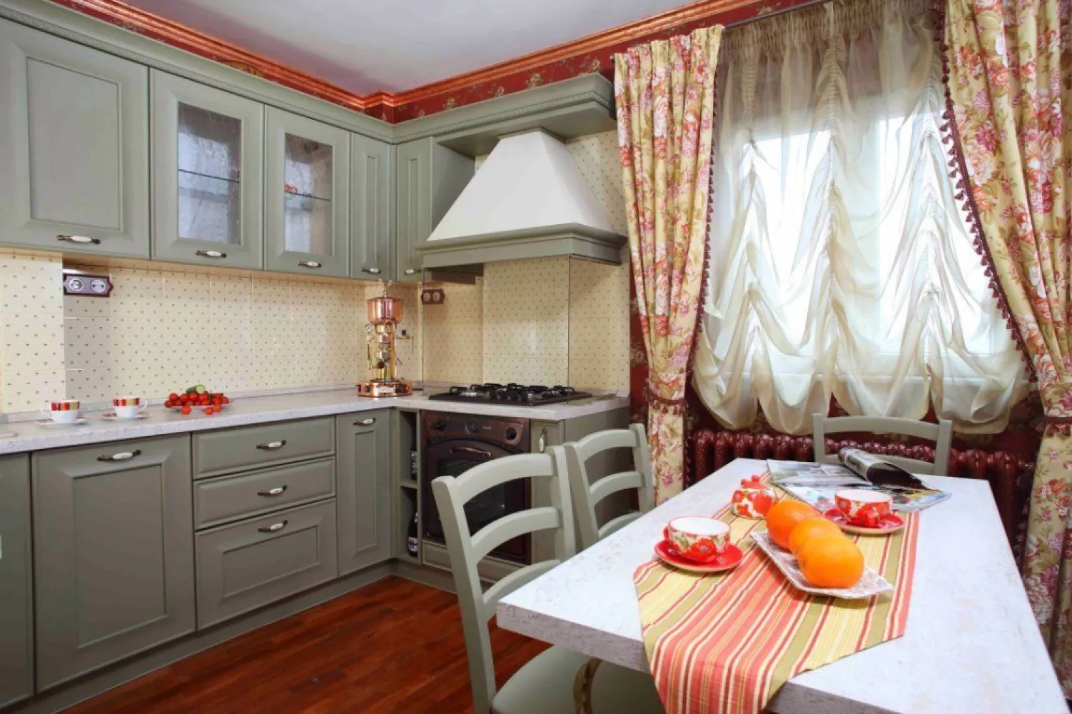 Apartament de lux 3 camere Bulevardul Mircea Voda - Situat intr-unul dintre cele mai exclusiviste cartiere din Zona Ultra Centrala a Bucurestiului, acest apartament de lux, decorat in stil clasic, cu accente baroce, se desfasoara pe o suprafata utila de 76,60 mp, oferind vederi panoramice impresionante ale orasului, pe fata, direct la bulevard si la Biserica Dobroteasa si pe spate, la Cheiul Dambovitei si Palatul Parlamentului. Apartamentul are 3 camere si se afla la etajul 7 intr-un bloc cu regim de inaltime P+8. Apartamentul premium se vinde la cheie, complet mobilat si utilat. Intregul spatiu a fost amenajat cu ajutorul unui decorator si a aparut in doua numere ale revistei de profil ,,Casa Lux". Mobila, in intregime din lemn masiv, obiectele sanitare si corpurile de iluminat de cristal sunt toate importate din Italia si sunt de cea mai buna calitate. Tapetul este Linea Oro, profilele cu foita de aur sunt Orac Decor, gresia si faianta sunt Petracer Italia, Intrerupatoarele, prizele si soneria sunt de la Fontini Spania, covoarele sunt Aubusson Franta, parchetul si usile interioare sunt din lemn masiv de stejar, toata instalatia este pe cupru. Bucataria a fost amplificata prin includerea spatiului desemnat initial baii de serviciu si debaralei. Are numeroase spatii de depozitare, inclusiv pe balconul inchis. Fiecare detaliu a fost luat in consideratie si nu s-a facut rabat de la calitate si de la mentinerea unitara si de bun gust al stilului clasic. Locuinta este o oaza de eleganta si confort, inundata de lumina naturala. Detine, de asemea, alarma cu monitorizare la BGS. Numeroase spatii de parcare la liber, dar si posibilitatea rezervarii lor la primarie. Cladirea este in curs de reabilitare si instalare a unei centrale proprii. Scara are supraveghere video si interfon. Apartamentul este ideal atat ca destinatie rezidentiala cat si pentru investitie, aflandu-se foarte aproape de Camera de Comert, Tribunal, Biblioteca Nationala, Opereta Romana, Ministerul de Finante, cat si numeroase restaurante, magazine, locuri de promenada, de joaca si spatii verzi. Vanzare direct de la propietar, fara alte comisioane adaugate. Va invitam sa il vizionati si sa ii descoperiti personal toate detaliile frumosului intr-un apartament unic in zona.