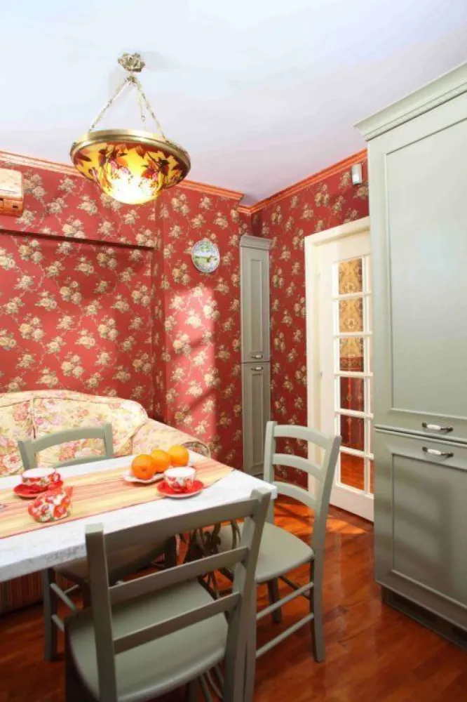Apartament de lux 3 camere Bulevardul Mircea Voda - Situat intr-unul dintre cele mai exclusiviste cartiere din Zona Ultra Centrala a Bucurestiului, acest apartament de lux, decorat in stil clasic, cu accente baroce, se desfasoara pe o suprafata utila de 76,60 mp, oferind vederi panoramice impresionante ale orasului, pe fata, direct la bulevard si la Biserica Dobroteasa si pe spate, la Cheiul Dambovitei si Palatul Parlamentului. Apartamentul are 3 camere si se afla la etajul 7 intr-un bloc cu regim de inaltime P+8. Apartamentul premium se vinde la cheie, complet mobilat si utilat. Intregul spatiu a fost amenajat cu ajutorul unui decorator si a aparut in doua numere ale revistei de profil ,,Casa Lux". Mobila, in intregime din lemn masiv, obiectele sanitare si corpurile de iluminat de cristal sunt toate importate din Italia si sunt de cea mai buna calitate. Tapetul este Linea Oro, profilele cu foita de aur sunt Orac Decor, gresia si faianta sunt Petracer Italia, Intrerupatoarele, prizele si soneria sunt de la Fontini Spania, covoarele sunt Aubusson Franta, parchetul si usile interioare sunt din lemn masiv de stejar, toata instalatia este pe cupru. Bucataria a fost amplificata prin includerea spatiului desemnat initial baii de serviciu si debaralei. Are numeroase spatii de depozitare, inclusiv pe balconul inchis. Fiecare detaliu a fost luat in consideratie si nu s-a facut rabat de la calitate si de la mentinerea unitara si de bun gust al stilului clasic. Locuinta este o oaza de eleganta si confort, inundata de lumina naturala. Detine, de asemea, alarma cu monitorizare la BGS. Numeroase spatii de parcare la liber, dar si posibilitatea rezervarii lor la primarie. Cladirea este in curs de reabilitare si instalare a unei centrale proprii. Scara are supraveghere video si interfon. Apartamentul este ideal atat ca destinatie rezidentiala cat si pentru investitie, aflandu-se foarte aproape de Camera de Comert, Tribunal, Biblioteca Nationala, Opereta Romana, Ministerul de Finante, cat si numeroase restaurante, magazine, locuri de promenada, de joaca si spatii verzi. Vanzare direct de la propietar, fara alte comisioane adaugate. Va invitam sa il vizionati si sa ii descoperiti personal toate detaliile frumosului intr-un apartament unic in zona.
