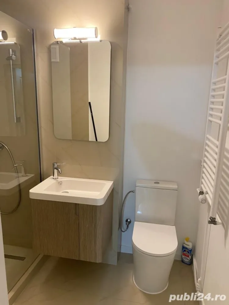 Apartament 3 camere bulevardul Decebal - Proprietar, vand apartament 3 camere ( transformat in 2 camere) complet mobilat NOU, situat pe Bd . Decebal, piata Alba Iulia ( vedere bulevard). Apartamentul are 76 mp utili , este decomandat , dispune de 2 grupuri sanitare si a fost renovat complet in aceasta vara: instalatii electrice si sanitare noi, gresie portelanata , termopane Veka , 2 aparate de aer conditionat, electrocasnice Franke, mașina spălat vase, mașina spălat rufe. Inițial apartamentul a fost cu 3 camere însă in urma renovarii am ales sa-l transformam in 2 camere mult mai mari și anume un living room de 32 mp, un dormitor de 20 mp,si o bucatarie de 12 mp (totul intabulat) Apartamentul se afla la etajul 1 7 al unui bloc dat in folosinta in anul 1993. Pozitionarea lui ultracentrala faciliteaza accesul catre: bulevardul Decebal, statii de metrou si autobuz, centre medicale, banci, scoli, supermarket-uri. Pretul de vanzare este ușor negociabil.