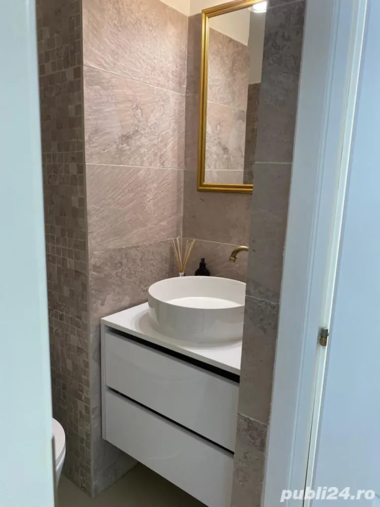 Apartament 3 camere bulevardul Decebal - Proprietar, vand apartament 3 camere ( transformat in 2 camere) complet mobilat NOU, situat pe Bd . Decebal, piata Alba Iulia ( vedere bulevard). Apartamentul are 76 mp utili , este decomandat , dispune de 2 grupuri sanitare si a fost renovat complet in aceasta vara: instalatii electrice si sanitare noi, gresie portelanata , termopane Veka , 2 aparate de aer conditionat, electrocasnice Franke, mașina spălat vase, mașina spălat rufe. Inițial apartamentul a fost cu 3 camere însă in urma renovarii am ales sa-l transformam in 2 camere mult mai mari și anume un living room de 32 mp, un dormitor de 20 mp,si o bucatarie de 12 mp (totul intabulat) Apartamentul se afla la etajul 1 7 al unui bloc dat in folosinta in anul 1993. Pozitionarea lui ultracentrala faciliteaza accesul catre: bulevardul Decebal, statii de metrou si autobuz, centre medicale, banci, scoli, supermarket-uri. Pretul de vanzare este ușor negociabil.