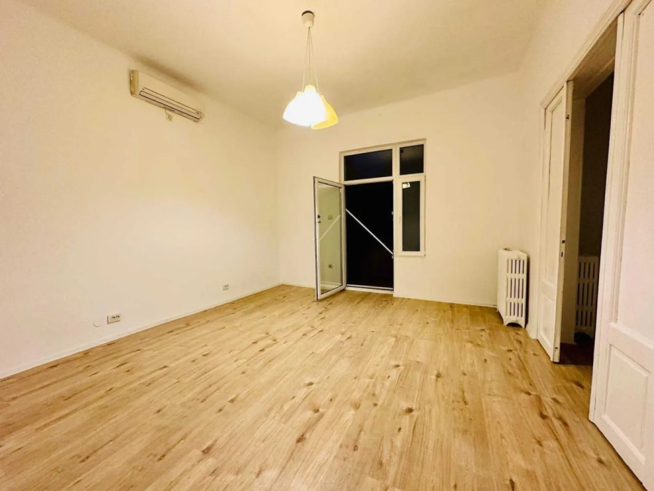 PIATA ROMANA, Proprietar , apartament 3 camere in vila - PROPRIETAR, ofer spre vânzare apartament de 3 camere (83mp) situat in zona Piata Romana - Lascar Catargiu. Imobilul este construit înainte de 1970. Este pozitionat la etajul 1/2, compus din 3 camere, 1 baie, bucatarie, 2 balcoane. Apartamentul este nemobilat si dispune de o boxă de 4 mp. Apartamentul este liber, proaspat renovat. Clasa energetica B. Blocul este situat intr-o zona de interes, aproape de: ASE - 2 minute Piata Romana- 5 minute Piata Victoriei - 10 minute Acces facil catre mijloacele de transport in comun, 79, 135, 300, si la 5 minute de mers pe jos fata de Metrou Piata Romana. In imprejurimi exista mai multe parcuri, scoli, teatre etc. Ideal birouri, activitate comerciala. Nu are lift.