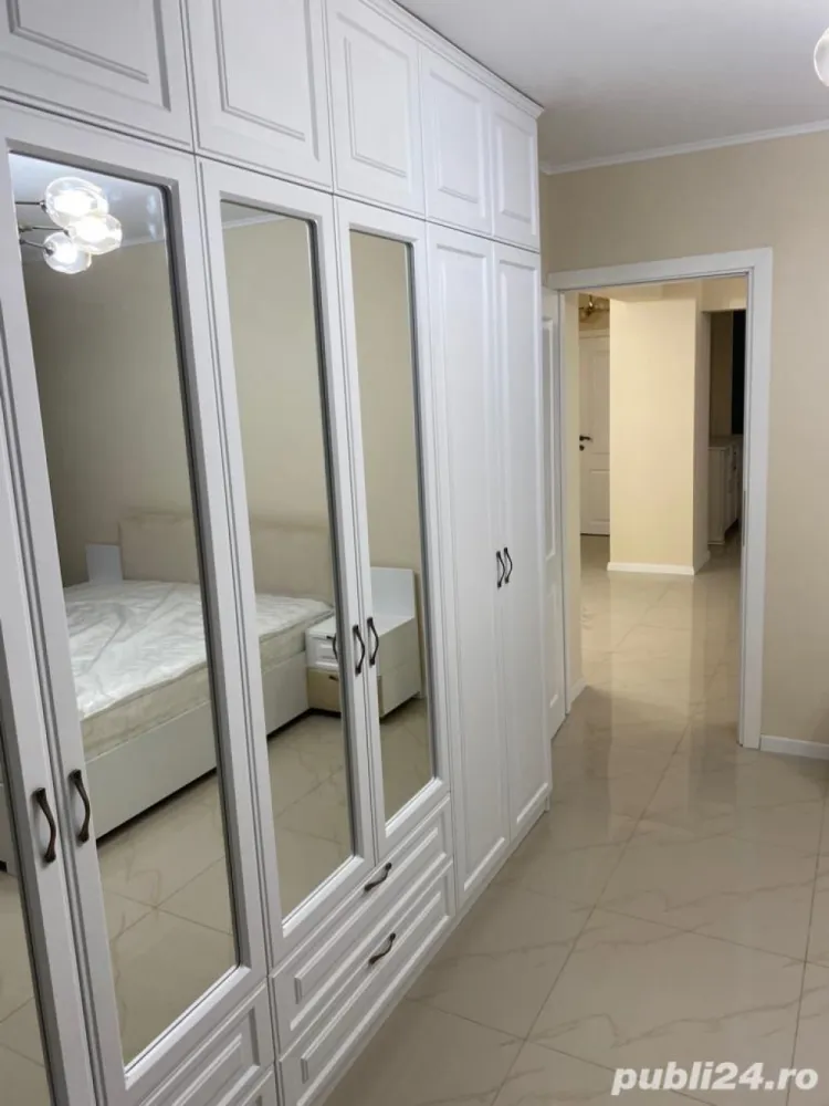 Apartament 3 camere bulevardul Decebal - Proprietar, vand apartament 3 camere ( transformat in 2 camere) complet mobilat NOU, situat pe Bd . Decebal, piata Alba Iulia ( vedere bulevard). Apartamentul are 76 mp utili , este decomandat , dispune de 2 grupuri sanitare si a fost renovat complet in aceasta vara: instalatii electrice si sanitare noi, gresie portelanata , termopane Veka , 2 aparate de aer conditionat, electrocasnice Franke, mașina spălat vase, mașina spălat rufe. Inițial apartamentul a fost cu 3 camere însă in urma renovarii am ales sa-l transformam in 2 camere mult mai mari și anume un living room de 32 mp, un dormitor de 20 mp,si o bucatarie de 12 mp (totul intabulat) Apartamentul se afla la etajul 1 7 al unui bloc dat in folosinta in anul 1993. Pozitionarea lui ultracentrala faciliteaza accesul catre: bulevardul Decebal, statii de metrou si autobuz, centre medicale, banci, scoli, supermarket-uri. Pretul de vanzare este ușor negociabil.