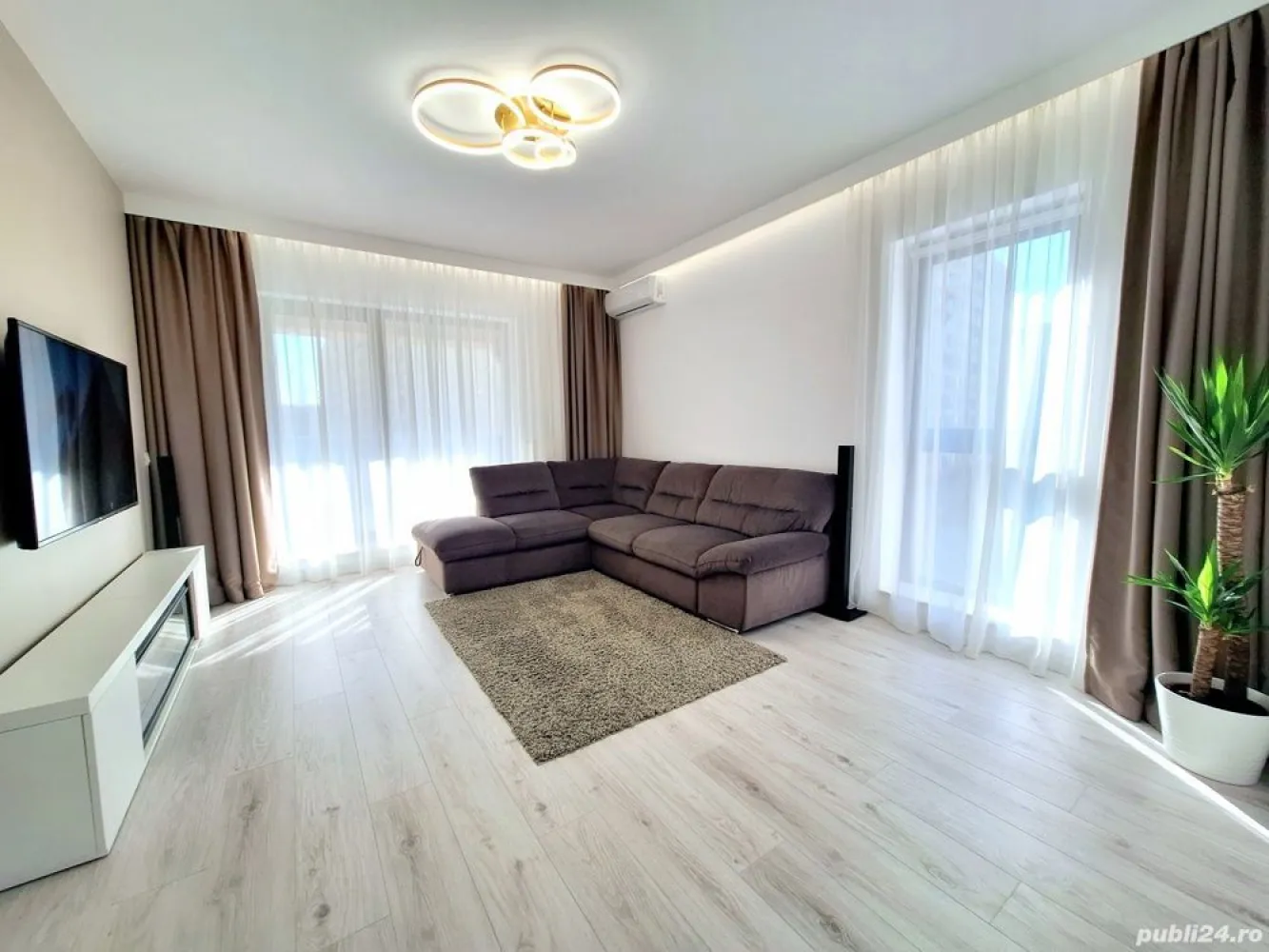 Apartament 3 camere Superb | Bloc Nou | 2 bai | Terasa | Boxa | AFI Cotroceni | Parcul Liniei - Ofer spre vanzare un superb apartament cu 3 camere aflat in complexul rezidential EXIGENT PLAZA RESIDENCE din Bucuresti, Sectorul 6, zona Timisoara Lujerului - Cotroceni la cateva minute mers pe jos de AFI Cotroceni si Plaza Romania Mall. Complexul rezidential este amplasat în apropierea celui mai nou si frumos parc liniar din Bucuresti - Parcul Liniei, dar si in proximitatea Parcului Timisoara cat si Parcului Drumul Taberei (Moghioros). Apartamentul are acces la toate tipurile de transport in comun (metrou Lujerului 10min, tramvai, autobuz, etc). De asemenea, in incinta compelxului sunt supermarketurile Carrefour si Profi, iar in imediata apropiere se afla Cora Lujerului, Lidl si Auchan, etc. Apartamentul de 3 camere este complet decomandat si compartimentat astfel: hol generos, living spatios si luminos cu 2 geamuri mari, bucatarie mare cu 2 geamuri cu dinning, 2 dormitoare spatioase (dintre care un dormitor este de tip matrimonial cu dressing si baie proprie), 2 bai (una principala cu cada iar cealalta pentru dormitorul matrimonial cu cabina dus walk-in), terasa deschisa cu balustrada din sticla securizata si cu acces atat din bucatarie cat si din living. Suprafata utila totala este 75 m2 iar cea construita 92 m.p. Apartamentul este complet mobilat si utilat cu centrala gaz cu wifi Viessmann, aer conditionat cu wifi, electrocasnice incorporate Bosch, masina de spalat vase, masina de spalat rufe, uscator, etc. Facilitatile si Caracteristicile cheie ale acestui apartament includ: - Localizare excelenta: AFI Cotroceni Mall, Plaza Romania Mall, Cladiri de Birouri, Supermarketuri, Universitati si Licee, Scoli, Gradinite, Parcul Liniei, etc. - Bloc nou 2022 - arhitectura si design modern, 2 lifturi silentioase Kone. - Finisaje premium, glafuri marmura, geamuri tip "perete" de sus pana jos care permit luminii naturale sa patrunda in fiecare colt - Incalzire prin centrala proprie pe gaz wifi Viessmann si termostat ambiental wireless. - Complex rezidential securizat paza si video si curte mare cu spatii verzi. - Terasa cu balustrada cu sticla securizata si finisaje gresie portelanat si marmura. - Complex residential cu parcare subterana si supraterana, inclusiv si parcare si pentru vizitatori. - Acces usor si facil catre toate mijloacele de transport in comun: metrou, tramvai, etc. Va asteptam la vizionare!