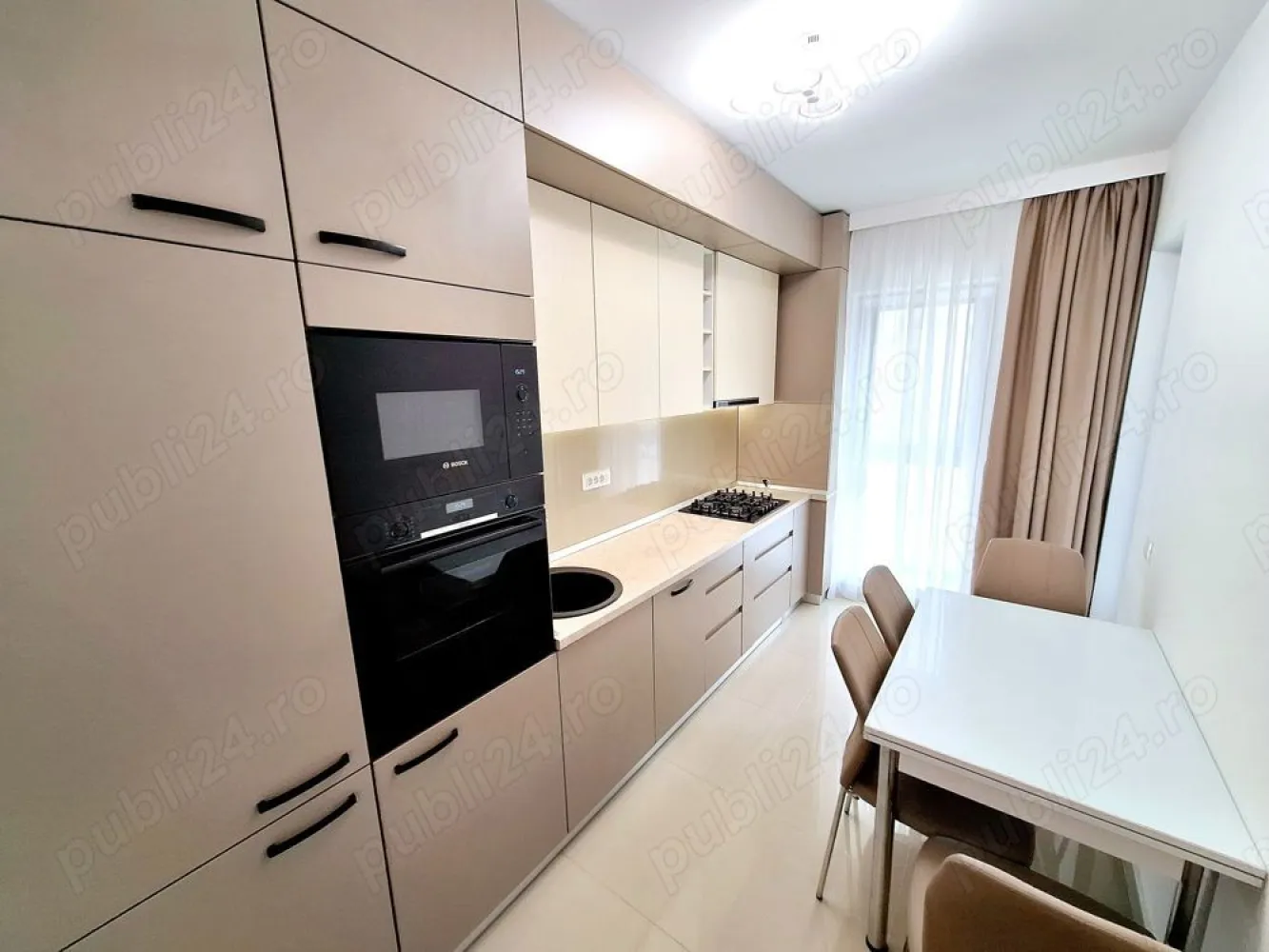 Apartament 3 camere Superb | Bloc Nou | 2 bai | Terasa | Boxa | AFI Cotroceni | Parcul Liniei - Ofer spre vanzare un superb apartament cu 3 camere aflat in complexul rezidential EXIGENT PLAZA RESIDENCE din Bucuresti, Sectorul 6, zona Timisoara Lujerului - Cotroceni la cateva minute mers pe jos de AFI Cotroceni si Plaza Romania Mall. Complexul rezidential este amplasat în apropierea celui mai nou si frumos parc liniar din Bucuresti - Parcul Liniei, dar si in proximitatea Parcului Timisoara cat si Parcului Drumul Taberei (Moghioros). Apartamentul are acces la toate tipurile de transport in comun (metrou Lujerului 10min, tramvai, autobuz, etc). De asemenea, in incinta compelxului sunt supermarketurile Carrefour si Profi, iar in imediata apropiere se afla Cora Lujerului, Lidl si Auchan, etc. Apartamentul de 3 camere este complet decomandat si compartimentat astfel: hol generos, living spatios si luminos cu 2 geamuri mari, bucatarie mare cu 2 geamuri cu dinning, 2 dormitoare spatioase (dintre care un dormitor este de tip matrimonial cu dressing si baie proprie), 2 bai (una principala cu cada iar cealalta pentru dormitorul matrimonial cu cabina dus walk-in), terasa deschisa cu balustrada din sticla securizata si cu acces atat din bucatarie cat si din living. Suprafata utila totala este 75 m2 iar cea construita 92 m.p. Apartamentul este complet mobilat si utilat cu centrala gaz cu wifi Viessmann, aer conditionat cu wifi, electrocasnice incorporate Bosch, masina de spalat vase, masina de spalat rufe, uscator, etc. Facilitatile si Caracteristicile cheie ale acestui apartament includ: - Localizare excelenta: AFI Cotroceni Mall, Plaza Romania Mall, Cladiri de Birouri, Supermarketuri, Universitati si Licee, Scoli, Gradinite, Parcul Liniei, etc. - Bloc nou 2022 - arhitectura si design modern, 2 lifturi silentioase Kone. - Finisaje premium, glafuri marmura, geamuri tip "perete" de sus pana jos care permit luminii naturale sa patrunda in fiecare colt - Incalzire prin centrala proprie pe gaz wifi Viessmann si termostat ambiental wireless. - Complex rezidential securizat paza si video si curte mare cu spatii verzi. - Terasa cu balustrada cu sticla securizata si finisaje gresie portelanat si marmura. - Complex residential cu parcare subterana si supraterana, inclusiv si parcare si pentru vizitatori. - Acces usor si facil catre toate mijloacele de transport in comun: metrou, tramvai, etc. Va asteptam la vizionare!