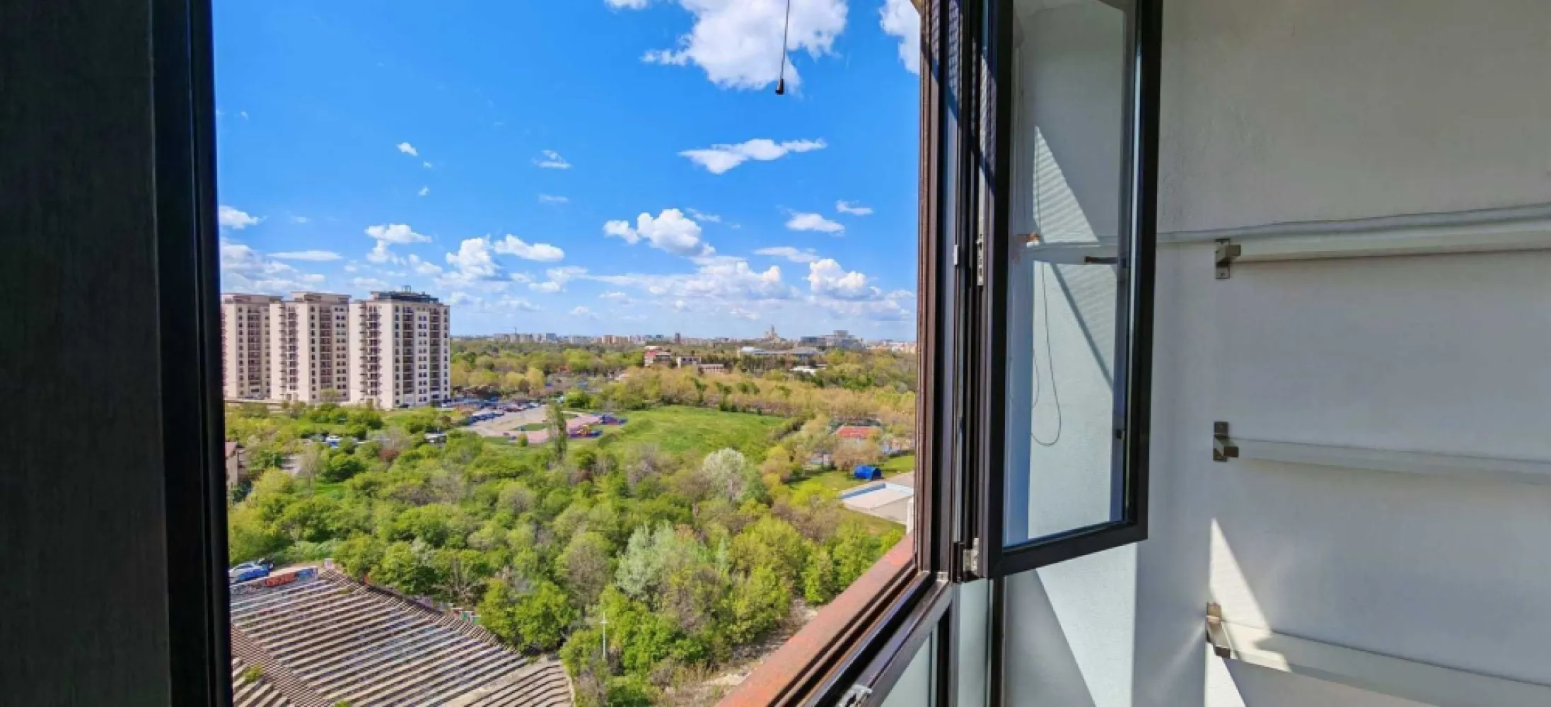 Apt 3 camere, 114.2 mp, bl. 2012, zona Oraselul Copiilor - Tineretului - Proprietar, ofer spre vanzare apartament de 3 camere rezultat din alipirea unui apartament de 2 camere cu o garsoniera, cu o suprafata totala de 114.2 mp (105 mp utili si 9.2 mp balcoane) si compartimentare deosebita (sufragerie de 30 mp, 2 dormitoare de 17 mp, 3 bai, camera dressing, bucatarie inchisa si 2 balcoane). Apartamentul este localizat pe strada Cararuia 33-35, intr-o zona linistita, de case si la 5 minute de mers pe jos de parcul Lumea Copiilor, 8 minute de statia de metrou Constantin Brancoveanu, Oraselul Copiilor sau Parcul Tineretului si 15 minute de Mall Sun Plaza, in ansamblul rezidential Amfiteatru Residence (finalizat 2012). Ansamblul dispune de doua lifturi si 3 etaje de parcari subterane si boxe. Situat la etajul 9/10, apartamentul a fost renovat in 2017, se vinde complet mobilat si utilat fiind disponibil pentru mutare imediata si reprezentand o oportunitate pentru cei care isi doresc o locuinta cu adevarat deosebita prin locatie, suprafata si compartimentare. Se poate achizitiona si prin credit bancar, toate modificarile fiind atestate de catre primarie si OCPI. Separat, se pot achizitiona loc de parcare subteran cu instalatie pentru incarcare masina electrica si/sau boxa dubla (12 mp).