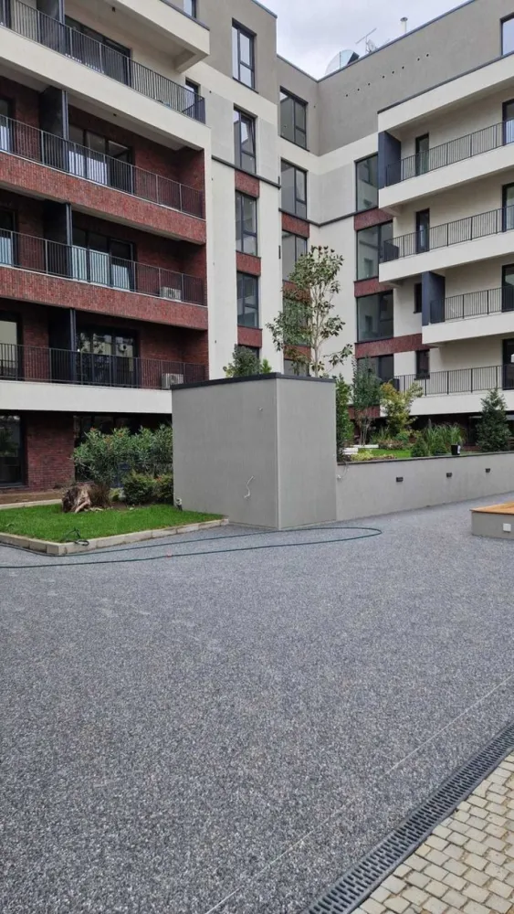 Vanzare 3 camere Barbu Vacarescu imobil nou 289.000 E +tva - Vanzare apartament 3 cam intr-un proiect imobiliar nou in zona Barbu Vacarescu, Floreasca, langa Kaufland si Lidl, cu blocuri de mica inaltime, la etajul 4/5, 100 mp construiti, 2 grupuri sanitare, lift, finisaje premium, finalizare luna decembrie 2024, S+P+3E+4E+5R retras. Se poate vinde si mobilat. Pret vanzare 289.000 E +TVA. Loc parcare subteran sistem tip Klaus cu 2 locuri 27.000E+TVA. DIRECT DEZVOLTATOR NU COLABORAM CU AGENTII IMOBILIARE