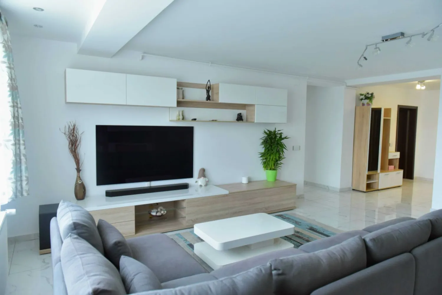 Apt 3 camere, 114.2 mp, bl. 2012, zona Oraselul Copiilor - Tineretului - Proprietar, ofer spre vanzare apartament de 3 camere rezultat din alipirea unui apartament de 2 camere cu o garsoniera, cu o suprafata totala de 114.2 mp (105 mp utili si 9.2 mp balcoane) si compartimentare deosebita (sufragerie de 30 mp, 2 dormitoare de 17 mp, 3 bai, camera dressing, bucatarie inchisa si 2 balcoane). Apartamentul este localizat pe strada Cararuia 33-35, intr-o zona linistita, de case si la 5 minute de mers pe jos de parcul Lumea Copiilor, 8 minute de statia de metrou Constantin Brancoveanu, Oraselul Copiilor sau Parcul Tineretului si 15 minute de Mall Sun Plaza, in ansamblul rezidential Amfiteatru Residence (finalizat 2012). Ansamblul dispune de doua lifturi si 3 etaje de parcari subterane si boxe. Situat la etajul 9/10, apartamentul a fost renovat in 2017, se vinde complet mobilat si utilat fiind disponibil pentru mutare imediata si reprezentand o oportunitate pentru cei care isi doresc o locuinta cu adevarat deosebita prin locatie, suprafata si compartimentare. Se poate achizitiona si prin credit bancar, toate modificarile fiind atestate de catre primarie si OCPI. Separat, se pot achizitiona loc de parcare subteran cu instalatie pentru incarcare masina electrica si/sau boxa dubla (12 mp).