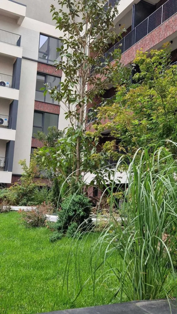 Vanzare 3 camere Barbu Vacarescu imobil nou 289.000 E +tva - Vanzare apartament 3 cam intr-un proiect imobiliar nou in zona Barbu Vacarescu, Floreasca, langa Kaufland si Lidl, cu blocuri de mica inaltime, la etajul 4/5, 100 mp construiti, 2 grupuri sanitare, lift, finisaje premium, finalizare luna decembrie 2024, S+P+3E+4E+5R retras. Se poate vinde si mobilat. Pret vanzare 289.000 E +TVA. Loc parcare subteran sistem tip Klaus cu 2 locuri 27.000E+TVA. DIRECT DEZVOLTATOR NU COLABORAM CU AGENTII IMOBILIARE