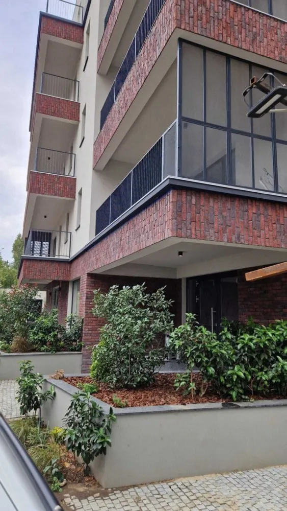 Vanzare 3 camere Barbu Vacarescu imobil nou 289.000 E +tva - Vanzare apartament 3 cam intr-un proiect imobiliar nou in zona Barbu Vacarescu, Floreasca, langa Kaufland si Lidl, cu blocuri de mica inaltime, la etajul 4/5, 100 mp construiti, 2 grupuri sanitare, lift, finisaje premium, finalizare luna decembrie 2024, S+P+3E+4E+5R retras. Se poate vinde si mobilat. Pret vanzare 289.000 E +TVA. Loc parcare subteran sistem tip Klaus cu 2 locuri 27.000E+TVA. DIRECT DEZVOLTATOR NU COLABORAM CU AGENTII IMOBILIARE