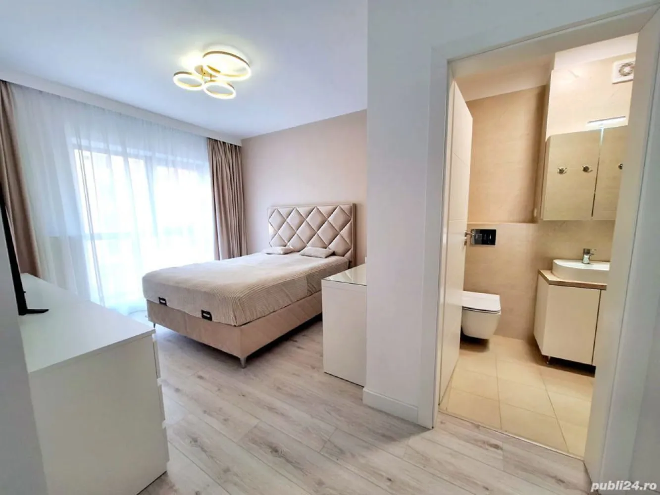 Apartament 3 cam Superb| Bloc Nou| 2 bai | parcare | boxa | Exigent Plaza Residence | AFI Cotroceni - Se ofera spre vanzare un superb apartament cu 3 camere, bloc nou 2022, amplasat in Bucuresti, zona Cotroceni - Timisoara - Lujerului - la doar cateva minute mers pe jos de AFI COTROCENI MALL si PLAZA ROMANIA MALL. Apartamentul este situat in noul Complexul rezidential EXIGENT PLAZA RESIDENCE ce are in apropiere si 2 parcuri superbe: cel mai nou si frumos parc liniar din Bucuresti - Parcul Liniei, dar si noul Parc Timisoara. Imobilul are acces facil la toate tipurile de transport in comun (metrou Lujerului 10min, tramvai, autobuz, etc). De asemenea, in incinta compelxului sunt supermarketurile Carrefour si Profi, iar in imediata apropiere se afla Carrefour (ex.Cora) Lujerului, Lidl si Auchan, etc. Apartamentul de 3 camere este complet decomandat si compartimentat astfel: hol generos, living spatios si luminos cu 2 geamuri mari, bucatarie cu dinning, 2 dormitoare spatioase (dintre care un dormitor este de tip matrimonial cu dressing si baie proprie), 2 bai (una principala cu cada iar cealalta pentru dormitorul matrimonial cu cabina dus walk-in), terasa deschisa cu balustrada din sticla securizata si cu acces atat din bucatarie cat si din living. Suprafata utila totala este 75 m2 iar cea construita 92 m.p. Apartamentul este complet mobilat si utilat cu centrala gaz cu wifi Viessmann, aer conditionat cu wifi, electrocasnice incorporate Bosch, masina de spalat vase, masina de spalat rufe, uscator, etc. Facilitatile si Caracteristicile cheie ale acestui apartament includ: - Localizare excelenta: AFI Cotroceni Mall, Plaza Romania Mall, Cladiri de Birouri, Supermarketuri, Universitati si Licee, Scoli, Gradinite, Parcul Liniei, etc. - Bloc nou 2022 - arhitectura si design modern, 2 lifturi silentioase Kone. - Finisaje premium, glafuri marmura, geamuri tip "perete" de sus pana jos care permit luminii naturale sa patrunda in fiecare colt - Incalzire prin centrala proprie pe gaz wifi Viessmann si termostat ambiental wireless. - Complex rezidential securizat paza si video si curte mare cu spatii verzi. - Terasa cu balustrada cu sticla securizata si finisaje gresie portelanat si marmura. - Complex residential cu parcare subterana si supraterana, inclusiv si parcare si pentru vizitatori. - Acces usor si facil catre toate mijloacele de transport in comun (metrou, tramvai, etc.) - Loc parcare - 20000 euro. La pretul afisat nu aplica TVA. Comision 0%. Va asteptam la vizionare!
