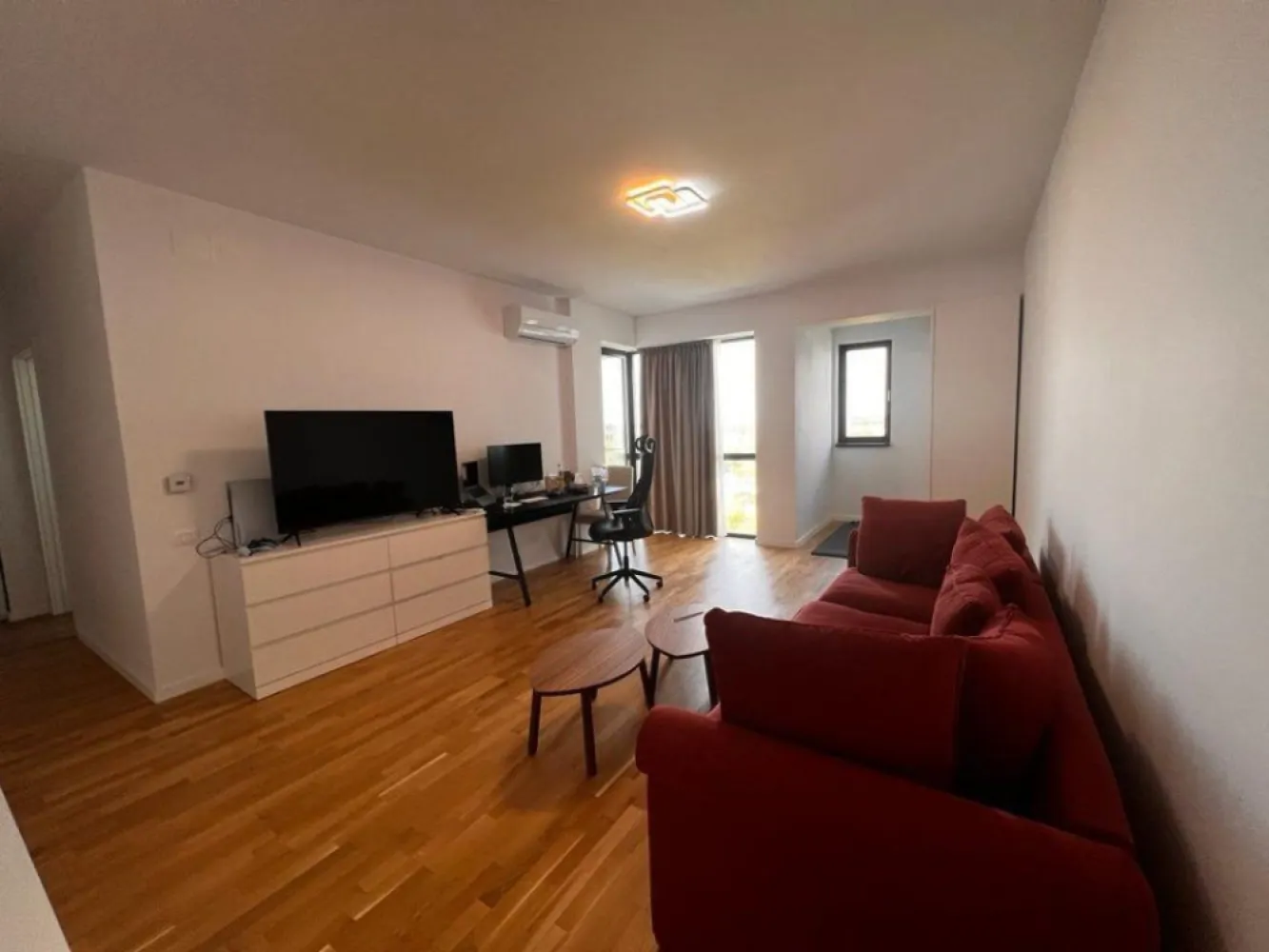 De vanzare Apartament NOU 3 camere | 2 Bai | Parcare | Atlas Residance-Aviatiei - Apartament 3 camere, 2 bai, bucatarie inchisa, in Atlas Residence imobil NOU, zona Aviatiei-Baneasa. Detine loc de parcare subteran. Suprafata 120 mp. 2 terase. Centrala proprie, parchet, aer conditionat Mitsubishi, incalzire pardoseala, videointerfon. Bucatarie mobilata/utilata, living mobilat, dormitoare mobilate. Etajul 7, amazing view. Pentru persoane juridice sa factureaza fara TVA, pentru persoane fizice se adauga tva 19%.