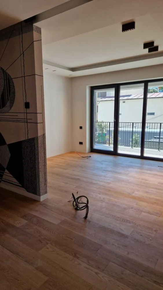 Vanzare 3 camere Barbu Vacarescu imobil nou 289.000 E +tva - Vanzare apartament 3 cam intr-un proiect imobiliar nou in zona Barbu Vacarescu, Floreasca, langa Kaufland si Lidl, cu blocuri de mica inaltime, la etajul 4/5, 100 mp construiti, 2 grupuri sanitare, lift, finisaje premium, finalizare luna decembrie 2024, S+P+3E+4E+5R retras. Se poate vinde si mobilat. Pret vanzare 289.000 E +TVA. Loc parcare subteran sistem tip Klaus cu 2 locuri 27.000E+TVA. DIRECT DEZVOLTATOR NU COLABORAM CU AGENTII IMOBILIARE