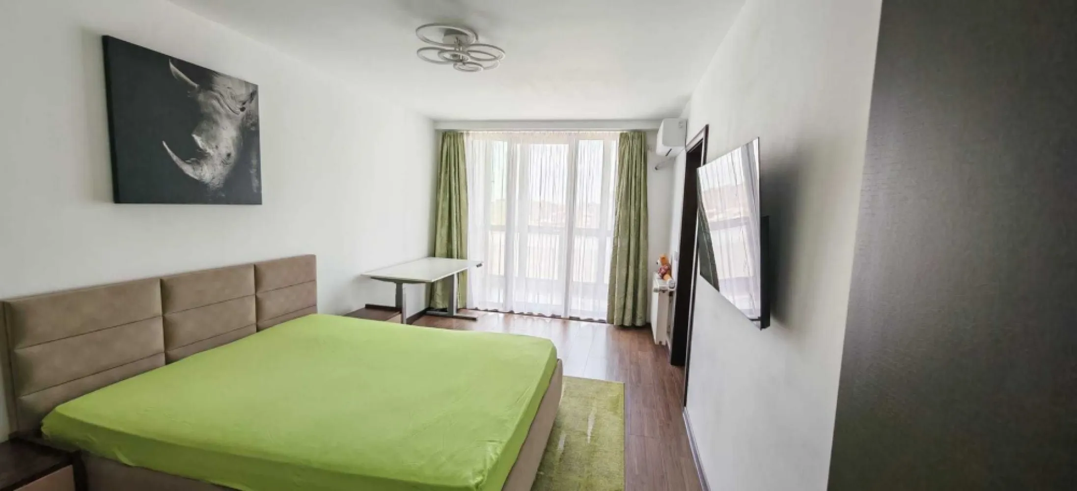Apt 3 camere, 114.2 mp, bl. 2012, zona Oraselul Copiilor - Tineretului - Proprietar, ofer spre vanzare apartament de 3 camere rezultat din alipirea unui apartament de 2 camere cu o garsoniera, cu o suprafata totala de 114.2 mp (105 mp utili si 9.2 mp balcoane) si compartimentare deosebita (sufragerie de 30 mp, 2 dormitoare de 17 mp, 3 bai, camera dressing, bucatarie inchisa si 2 balcoane). Apartamentul este localizat pe strada Cararuia 33-35, intr-o zona linistita, de case si la 5 minute de mers pe jos de parcul Lumea Copiilor, 8 minute de statia de metrou Constantin Brancoveanu, Oraselul Copiilor sau Parcul Tineretului si 15 minute de Mall Sun Plaza, in ansamblul rezidential Amfiteatru Residence (finalizat 2012). Ansamblul dispune de doua lifturi si 3 etaje de parcari subterane si boxe. Situat la etajul 9/10, apartamentul a fost renovat in 2017, se vinde complet mobilat si utilat fiind disponibil pentru mutare imediata si reprezentand o oportunitate pentru cei care isi doresc o locuinta cu adevarat deosebita prin locatie, suprafata si compartimentare. Se poate achizitiona si prin credit bancar, toate modificarile fiind atestate de catre primarie si OCPI. Separat, se pot achizitiona loc de parcare subteran cu instalatie pentru incarcare masina electrica si/sau boxa dubla (12 mp).