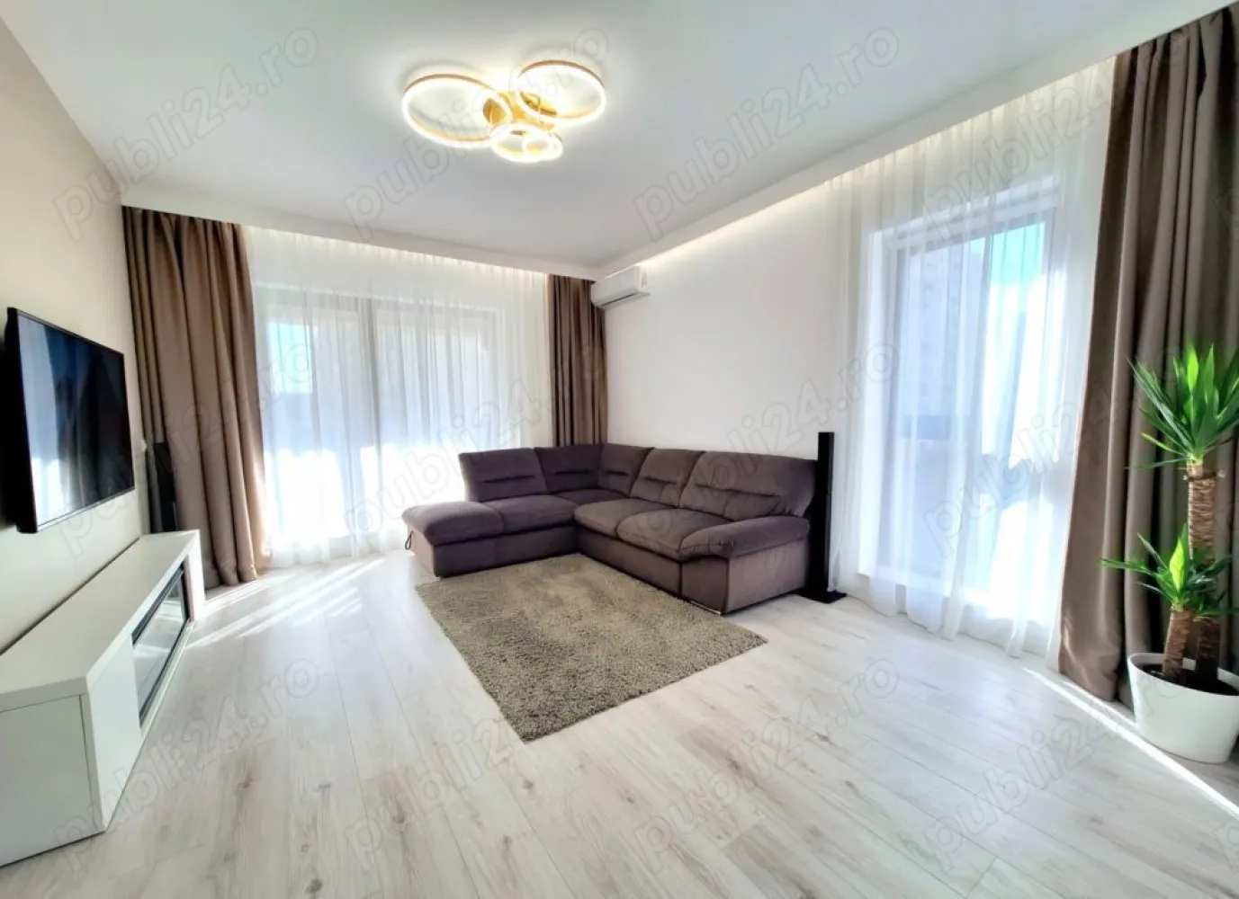 Apartament 3 cam Superb| Bloc Nou| 2 bai | parcare | boxa | Exigent Plaza Residence | AFI Cotroceni - Se ofera spre vanzare un superb apartament cu 3 camere, bloc nou 2022, amplasat in Bucuresti, zona Cotroceni - Timisoara - Lujerului - la doar cateva minute mers pe jos de AFI COTROCENI MALL si PLAZA ROMANIA MALL. Apartamentul este situat in noul Complexul rezidential EXIGENT PLAZA RESIDENCE ce are in apropiere si 2 parcuri superbe: cel mai nou si frumos parc liniar din Bucuresti - Parcul Liniei, dar si noul Parc Timisoara. Imobilul are acces facil la toate tipurile de transport in comun (metrou Lujerului 10min, tramvai, autobuz, etc). De asemenea, in incinta compelxului sunt supermarketurile Carrefour si Profi, iar in imediata apropiere se afla Carrefour (ex.Cora) Lujerului, Lidl si Auchan, etc. Apartamentul de 3 camere este complet decomandat si compartimentat astfel: hol generos, living spatios si luminos cu 2 geamuri mari, bucatarie cu dinning, 2 dormitoare spatioase (dintre care un dormitor este de tip matrimonial cu dressing si baie proprie), 2 bai (una principala cu cada iar cealalta pentru dormitorul matrimonial cu cabina dus walk-in), terasa deschisa cu balustrada din sticla securizata si cu acces atat din bucatarie cat si din living. Suprafata utila totala este 75 m2 iar cea construita 92 m.p. Apartamentul este complet mobilat si utilat cu centrala gaz cu wifi Viessmann, aer conditionat cu wifi, electrocasnice incorporate Bosch, masina de spalat vase, masina de spalat rufe, uscator, etc. Facilitatile si Caracteristicile cheie ale acestui apartament includ: - Localizare excelenta: AFI Cotroceni Mall, Plaza Romania Mall, Cladiri de Birouri, Supermarketuri, Universitati si Licee, Scoli, Gradinite, Parcul Liniei, etc. - Bloc nou 2022 - arhitectura si design modern, 2 lifturi silentioase Kone. - Finisaje premium, glafuri marmura, geamuri tip "perete" de sus pana jos care permit luminii naturale sa patrunda in fiecare colt - Incalzire prin centrala proprie pe gaz wifi Viessmann si termostat ambiental wireless. - Complex rezidential securizat paza si video si curte mare cu spatii verzi. - Terasa cu balustrada cu sticla securizata si finisaje gresie portelanat si marmura. - Complex residential cu parcare subterana si supraterana, inclusiv si parcare si pentru vizitatori. - Acces usor si facil catre toate mijloacele de transport in comun (metrou, tramvai, etc.) - Loc parcare - 20000 euro. La pretul afisat nu aplica TVA. Comision 0%. Va asteptam la vizionare!