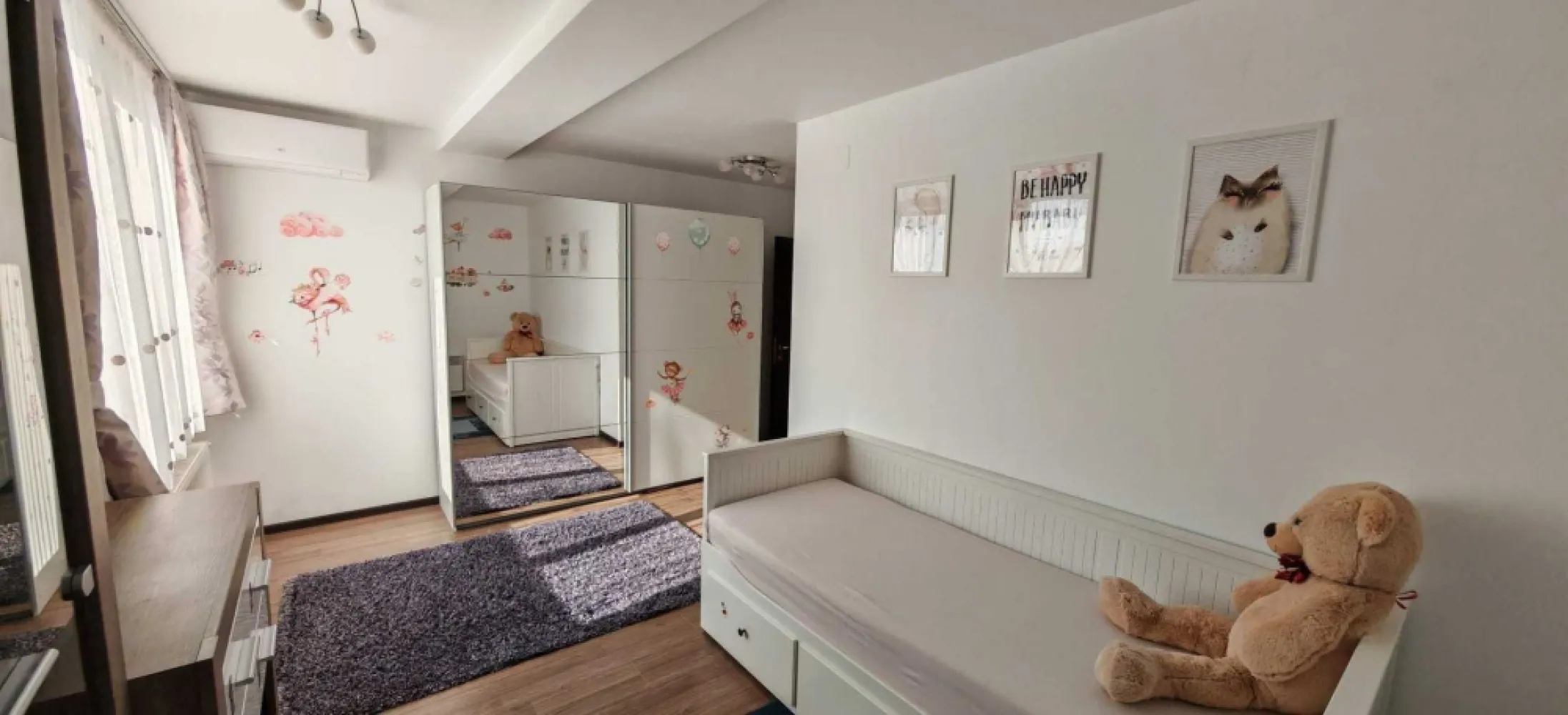 Apt 3 camere, 114.2 mp, bl. 2012, zona Oraselul Copiilor - Tineretului - Proprietar, ofer spre vanzare apartament de 3 camere rezultat din alipirea unui apartament de 2 camere cu o garsoniera, cu o suprafata totala de 114.2 mp (105 mp utili si 9.2 mp balcoane) si compartimentare deosebita (sufragerie de 30 mp, 2 dormitoare de 17 mp, 3 bai, camera dressing, bucatarie inchisa si 2 balcoane). Apartamentul este localizat pe strada Cararuia 33-35, intr-o zona linistita, de case si la 5 minute de mers pe jos de parcul Lumea Copiilor, 8 minute de statia de metrou Constantin Brancoveanu, Oraselul Copiilor sau Parcul Tineretului si 15 minute de Mall Sun Plaza, in ansamblul rezidential Amfiteatru Residence (finalizat 2012). Ansamblul dispune de doua lifturi si 3 etaje de parcari subterane si boxe. Situat la etajul 9/10, apartamentul a fost renovat in 2017, se vinde complet mobilat si utilat fiind disponibil pentru mutare imediata si reprezentand o oportunitate pentru cei care isi doresc o locuinta cu adevarat deosebita prin locatie, suprafata si compartimentare. Se poate achizitiona si prin credit bancar, toate modificarile fiind atestate de catre primarie si OCPI. Separat, se pot achizitiona loc de parcare subteran cu instalatie pentru incarcare masina electrica si/sau boxa dubla (12 mp).