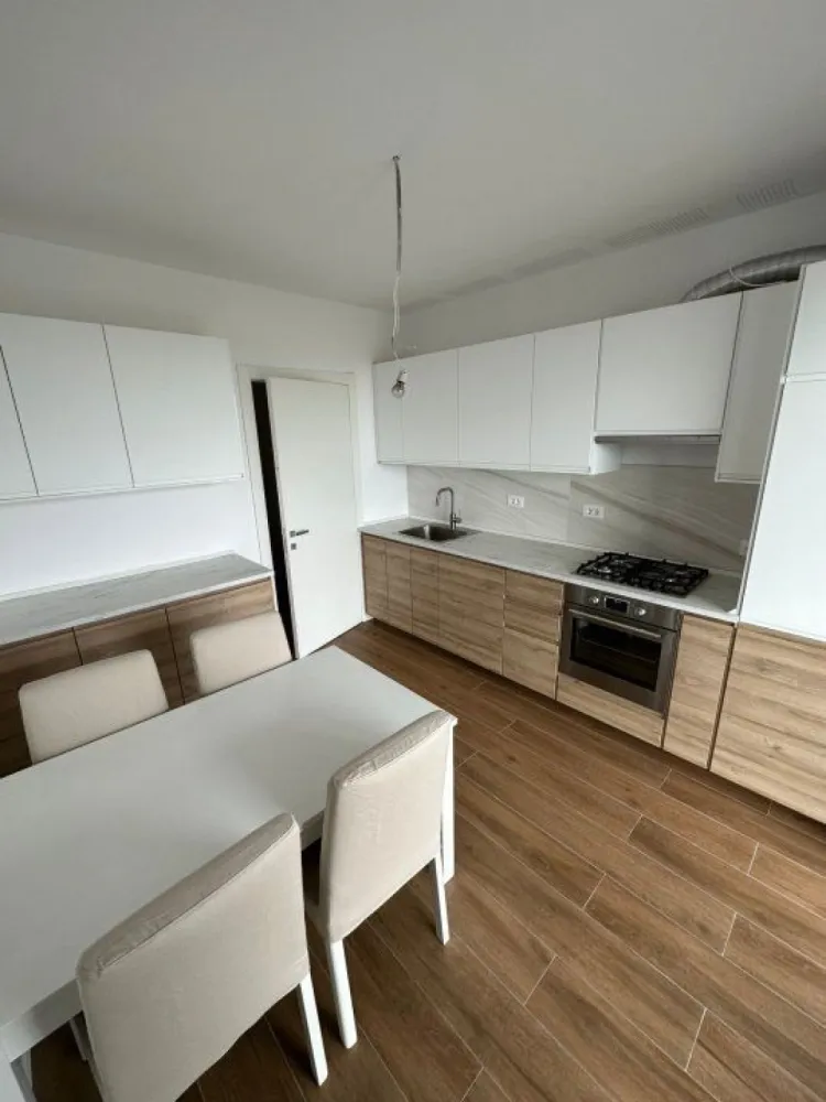 De vanzare Apartament NOU 3 camere | 2 Bai | Parcare | Atlas Residance-Aviatiei - Apartament 3 camere, 2 bai, bucatarie inchisa, in Atlas Residence imobil NOU, zona Aviatiei-Baneasa. Detine loc de parcare subteran. Suprafata 120 mp. 2 terase. Centrala proprie, parchet, aer conditionat Mitsubishi, incalzire pardoseala, videointerfon. Bucatarie mobilata/utilata, living mobilat, dormitoare mobilate. Etajul 7, amazing view. Pentru persoane juridice sa factureaza fara TVA, pentru persoane fizice se adauga tva 19%.