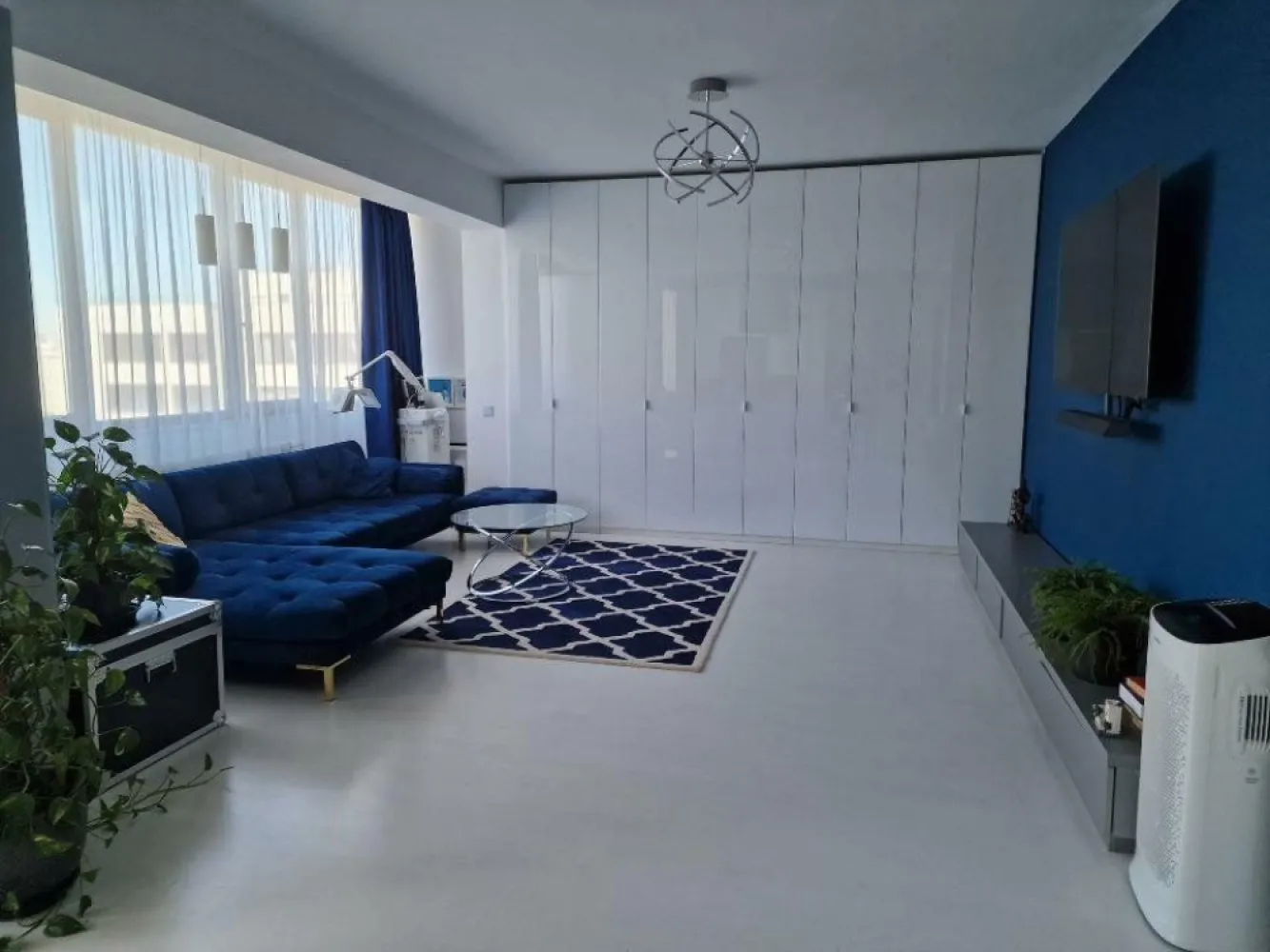 Noor Residence 10/11 Lux 3 cam 2 bai 118 mp utili | foarte rar | Proprietar - Direct proprietar, fara agentii, nu republicati anuntul! Apartament complet mobilat si utilat in Noor Residence, etaj 10/11, 3 camere, 2 bai, 118 mp utili + boxa separata la -1, loc ADP, posibilitate loc suprateran sau subteran, bloc din 2008 * deasupra este un penthouse * ideal pentru familii, trebuie vazuta zona * priveliste excelenta, luminos, centrala proprie, presiune la apa foarte buna * vecini foarte ok, gradinita la parter, Auchan, Kaufland, Lidl, World Class, metrou foarte aproape * doar 4 blocuri in ansamblu, administratie foarte ok, intretinere ~300 lei, gaze ~80 lei, ghena cu 2 usi pe etaj * apartamentul este decorat de un designer si are finisaje excelente, trebuie vazut * se vinde cum se vede in poze cu toata mobila si electrocasnicele de top * vara nu este foarte cald, geamurile au folie de protectie solara + AC in toate camerele, curent ~300 lei vara * multe locuri de joaca pentru copii, locuri de parcare libere in fata blocului, cartier foarte linistit * fara modificari, nu are balcon, verificati releveul * foarte rar se vand apartamente in acest complex! Printre electrocasnice: Combina frigorifica Gorenje Ora Ito - 3.165 lei Televizor OLED Smart Android 65OLED934/12 Philips, 164 cm - 9.097 lei Masina de spalat rufe Electrolux EW9F161B, 10 kg, 1600 RPM, Clasa A, Motor Inverter - 6.099 lei Uscator de rufe AEG T8DBC49S, Pompa de caldura, 9 kg - 4.667 lei 2x Aparat de aer conditionat Heinner Obsidian 12000 BTU Wi-Fi, Clasa A+++ - 3.050 lei x 2 Masina de spalat vase incorporabila Whirlpool ADG 8798 FD, 13 Seturi, Clasa A++ - 2990 lei Purificator de aer Samsung AX60R5080WD - 2.450 lei Dozator apa cu compresor fara atingere Zass ZWD 21 CTL - 1.300 lei + multe altele de top Loc de parcare subteran 13.000 de euro, suprateran 8500 de euro. Din ce inteleg se accepta si in rate. Eu am loc de la ADP. Direct proprietar, fara agentii, nu republicati anuntul!